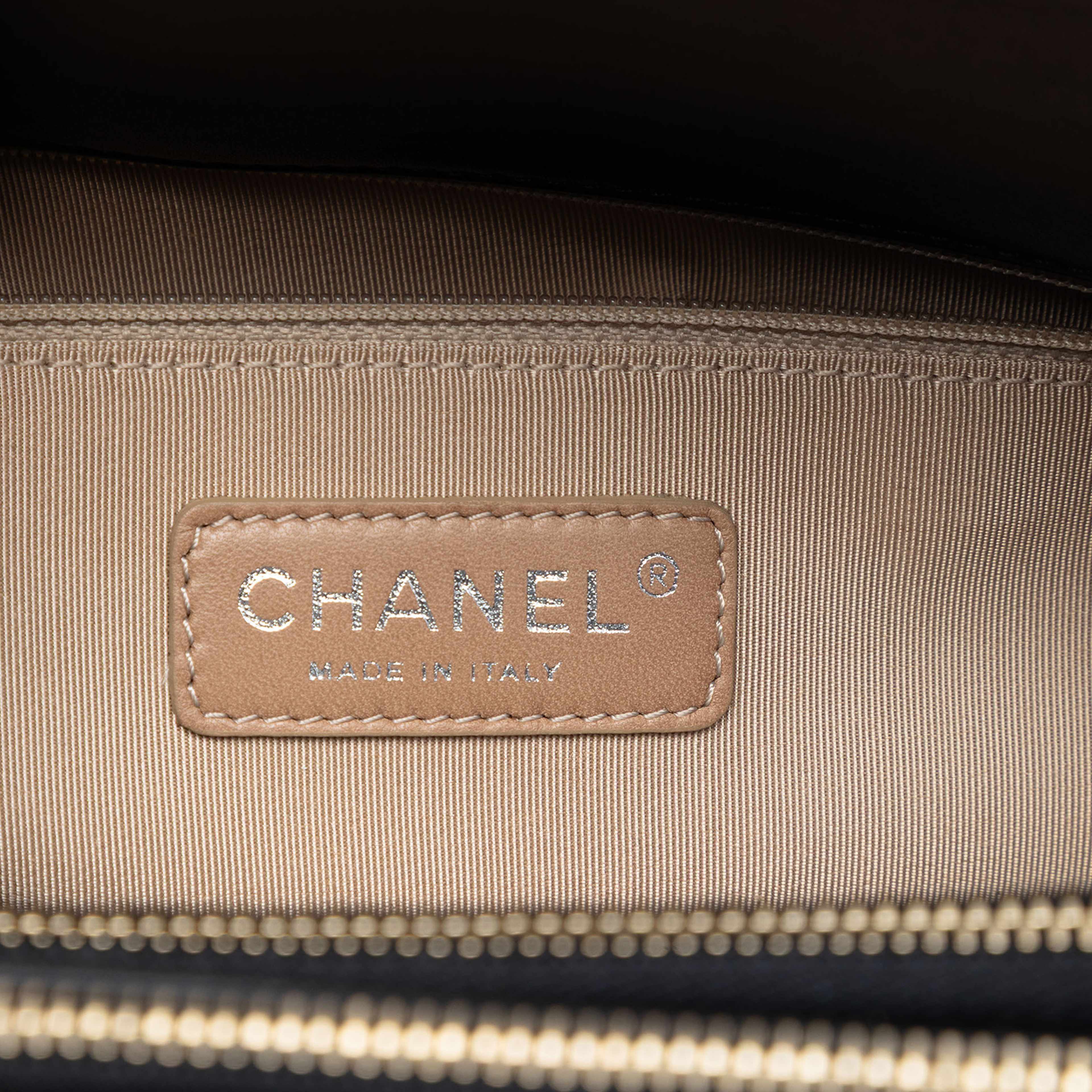 Chanel Quilted Glazed Calfskin Reissue Mademoiselle Accordion Tote, från Luxclusif, i färgen black. Klicka för att öppna bilden i stort format