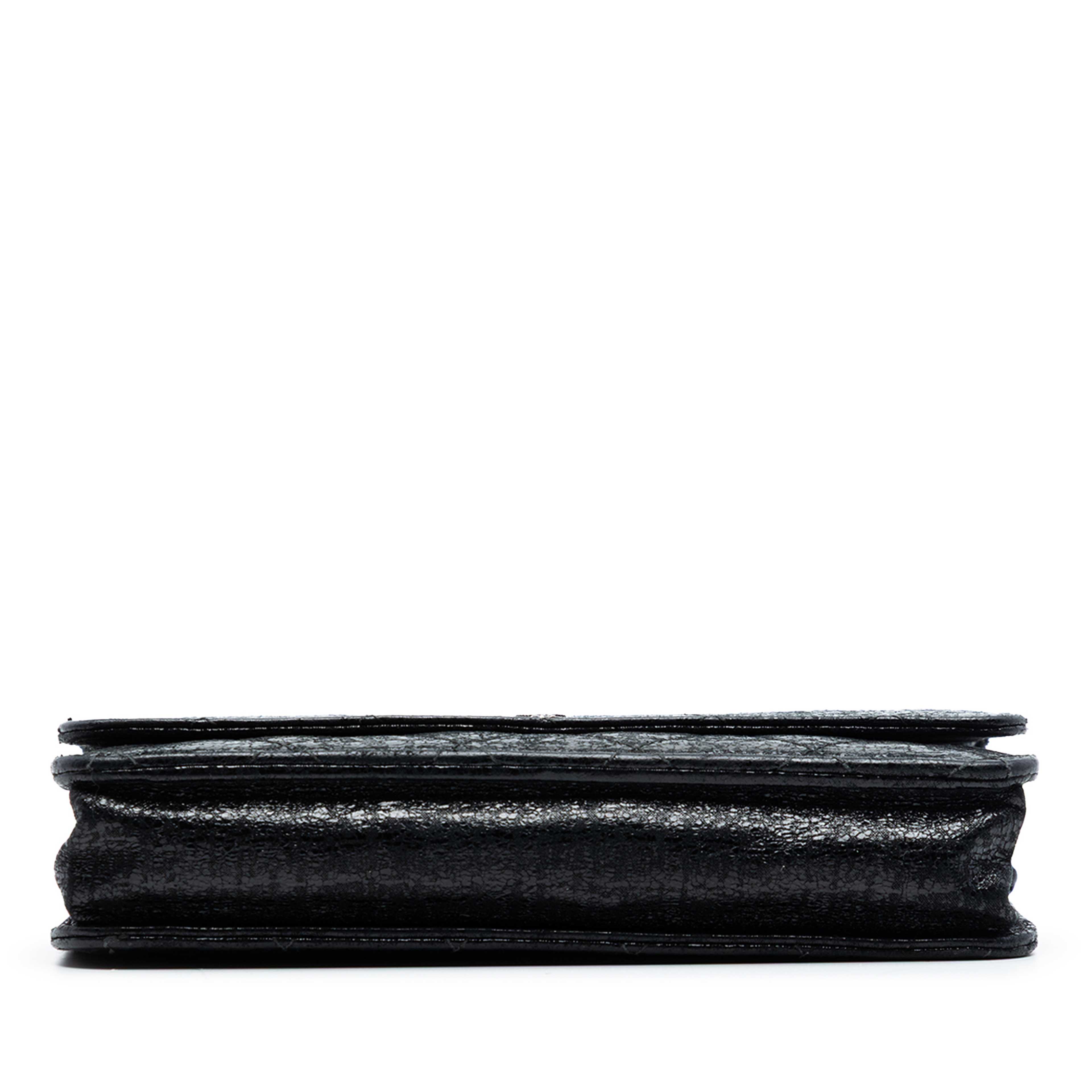 Chanel Cc Quilted Crinkled Patent Wallet On Chain, från Luxclusif, i färgen svart. Klicka för att öppna bilden i stort format