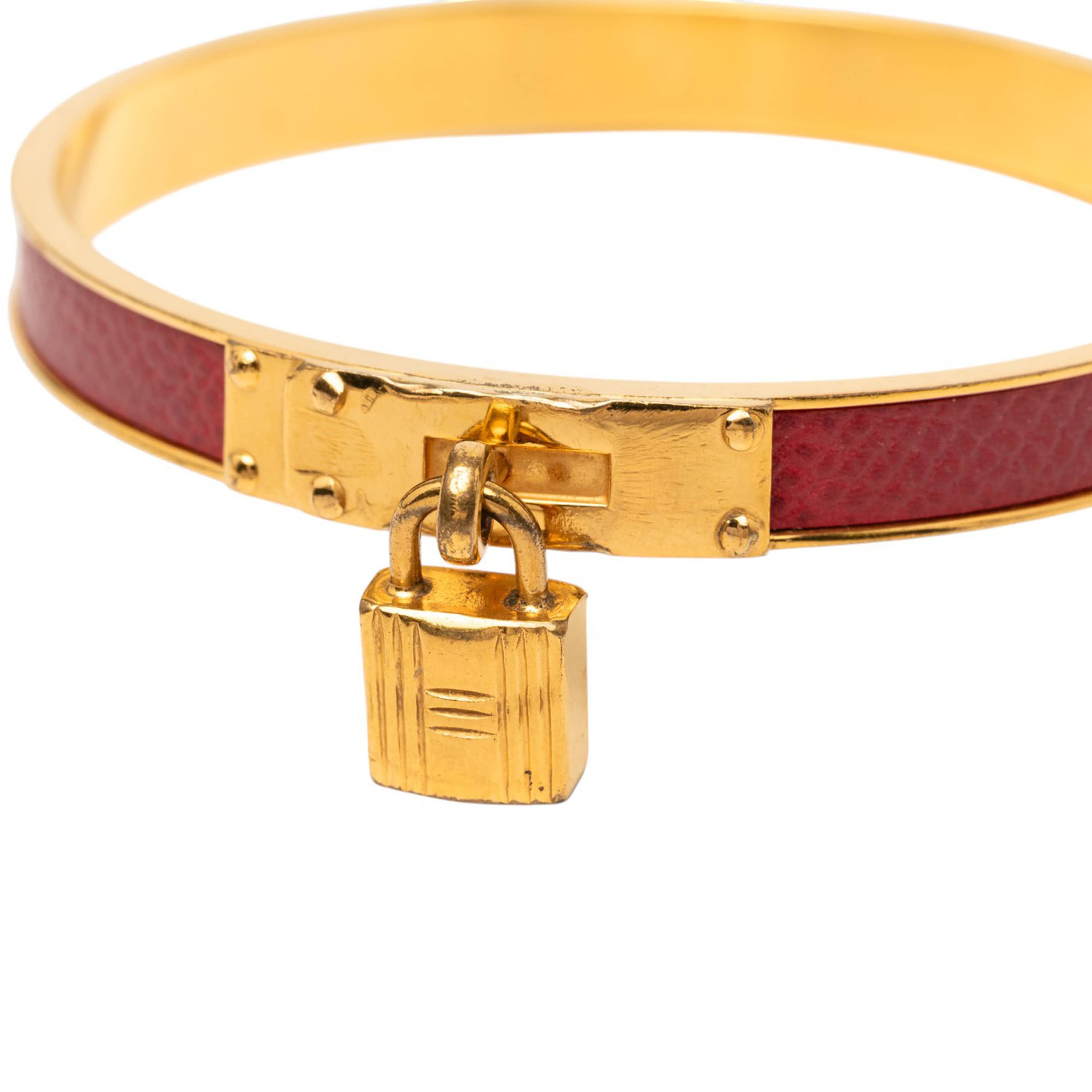 Hermès Gold Plated Epsom Kelly Cadena Lock Bangle Bracelet, från Luxclusif, i färgen bordeaux. Klicka för att öppna bilden i stort format