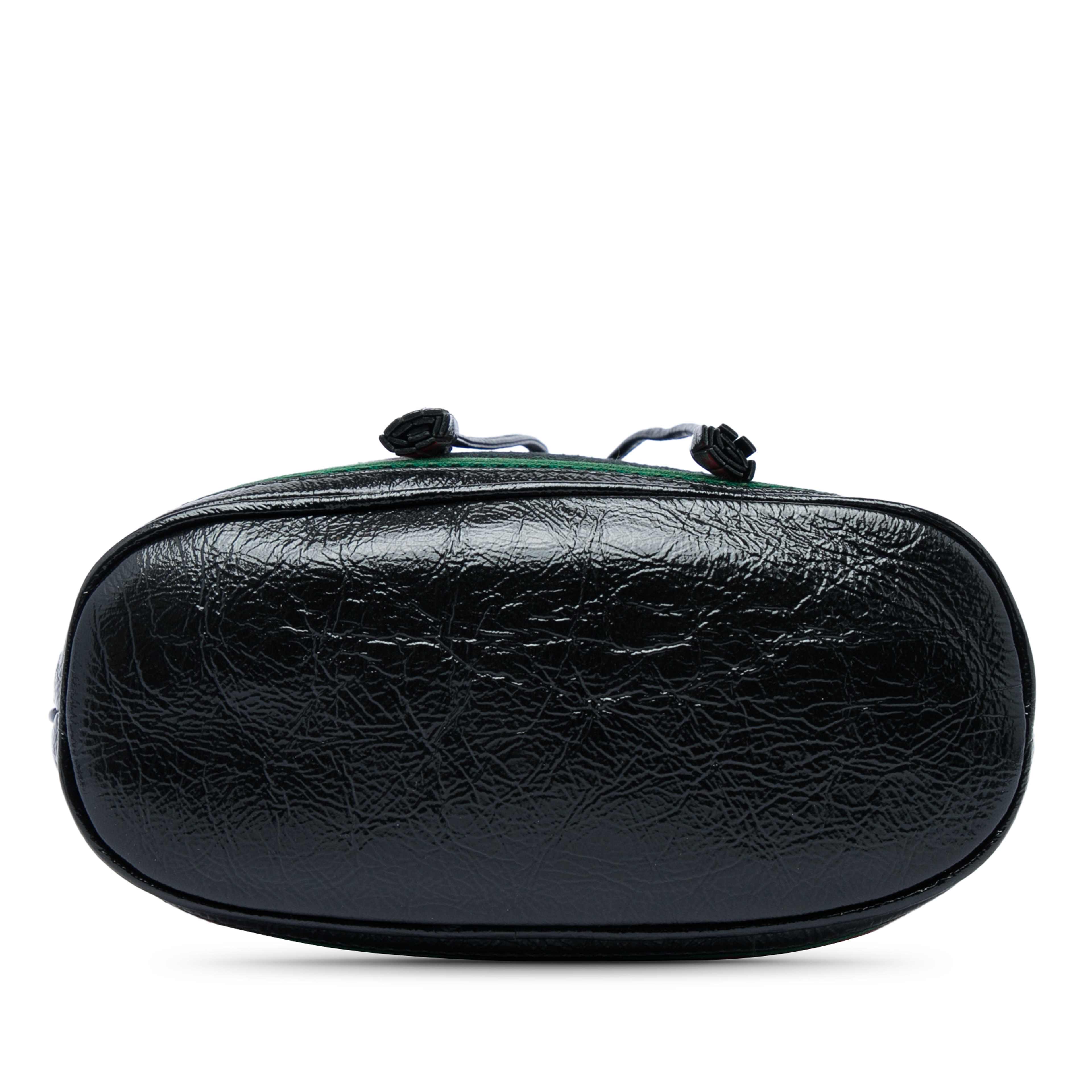 Gucci Small Suede Web Ophidia Bucket Bag, från Luxclusif, i färgen svart. Klicka för att öppna bilden i stort format