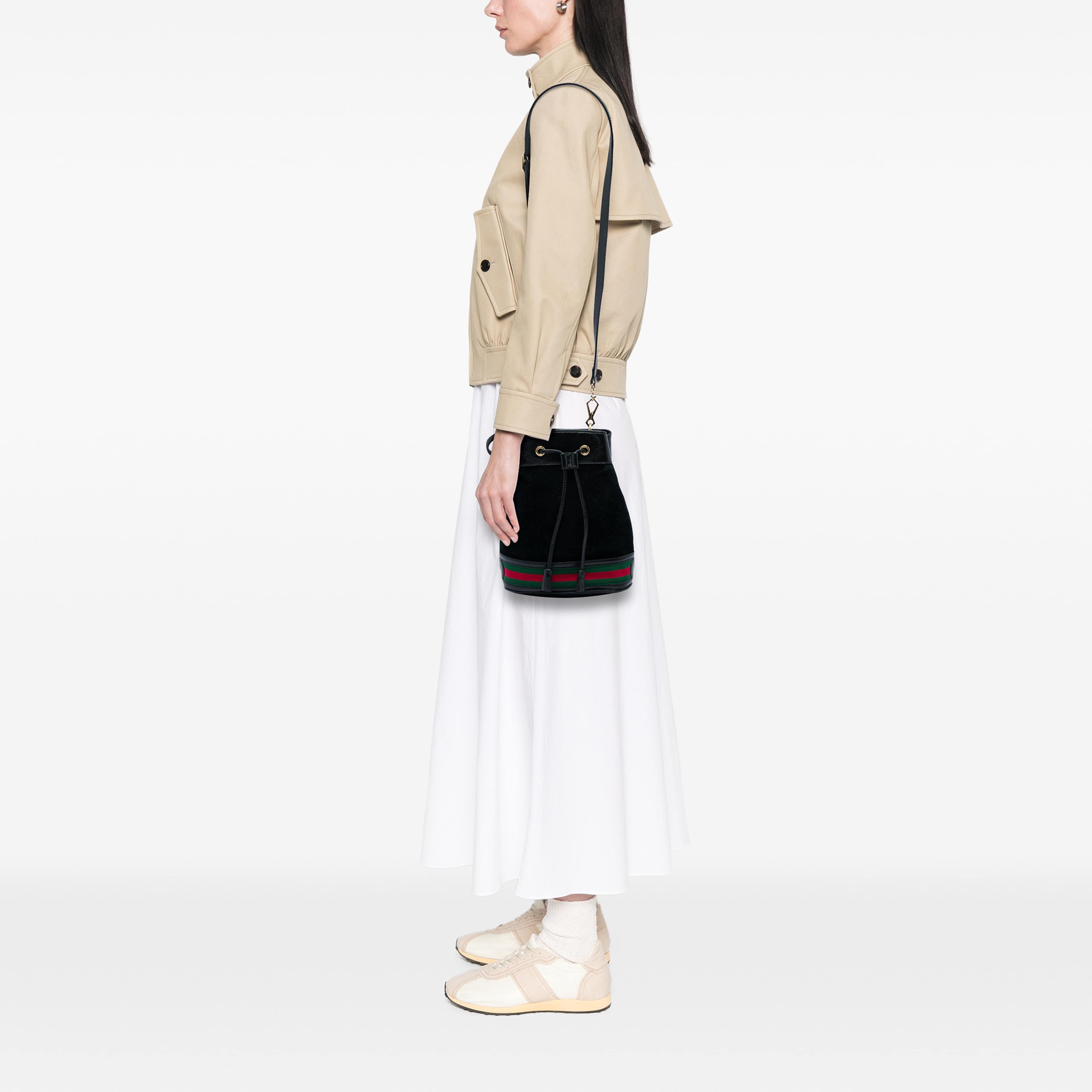 Gucci Small Suede Web Ophidia Bucket Bag, från Luxclusif, i färgen svart. Klicka för att öppna bilden i stort format
