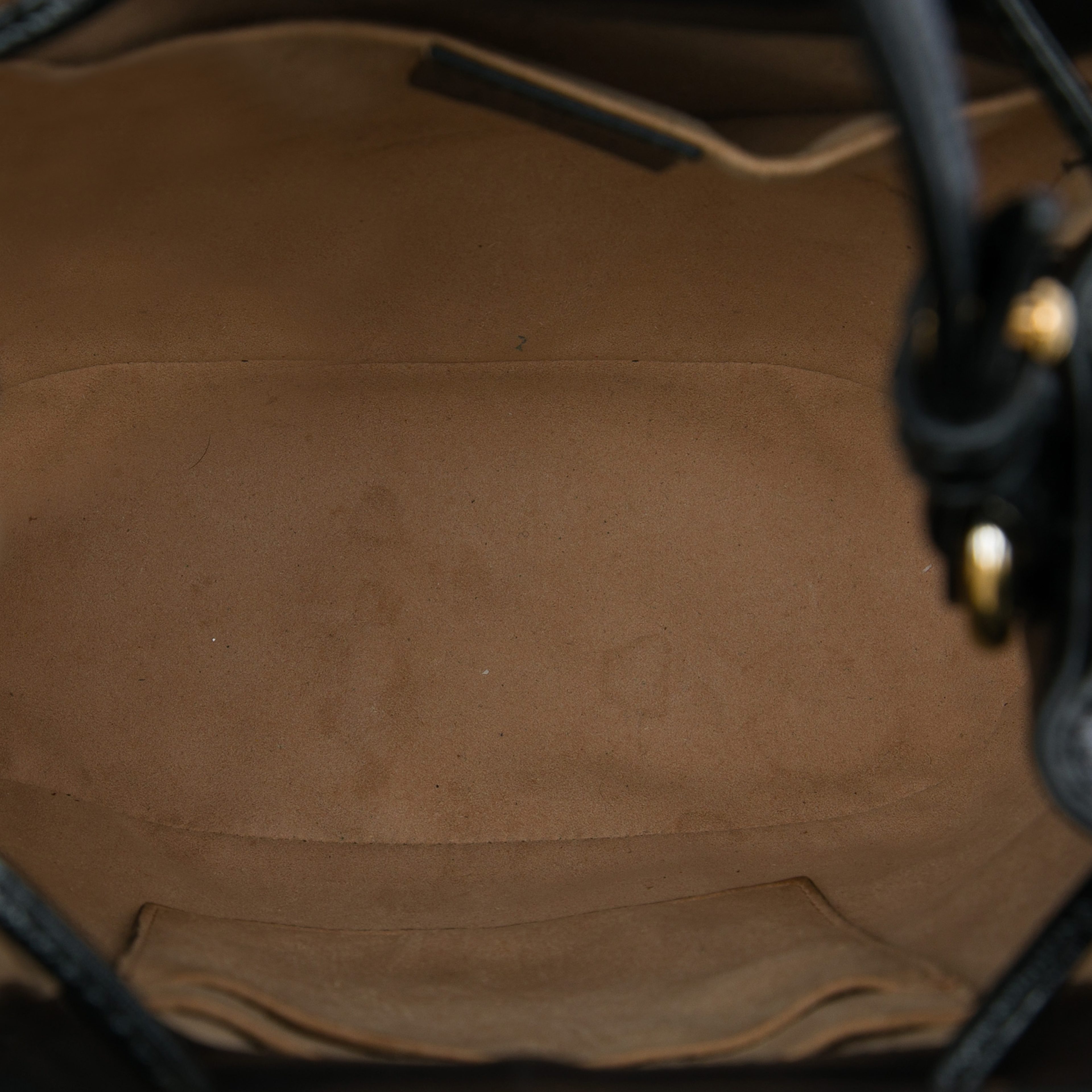 Gucci Small Suede Web Ophidia Bucket Bag, från Luxclusif, i färgen svart. Klicka för att öppna bilden i stort format