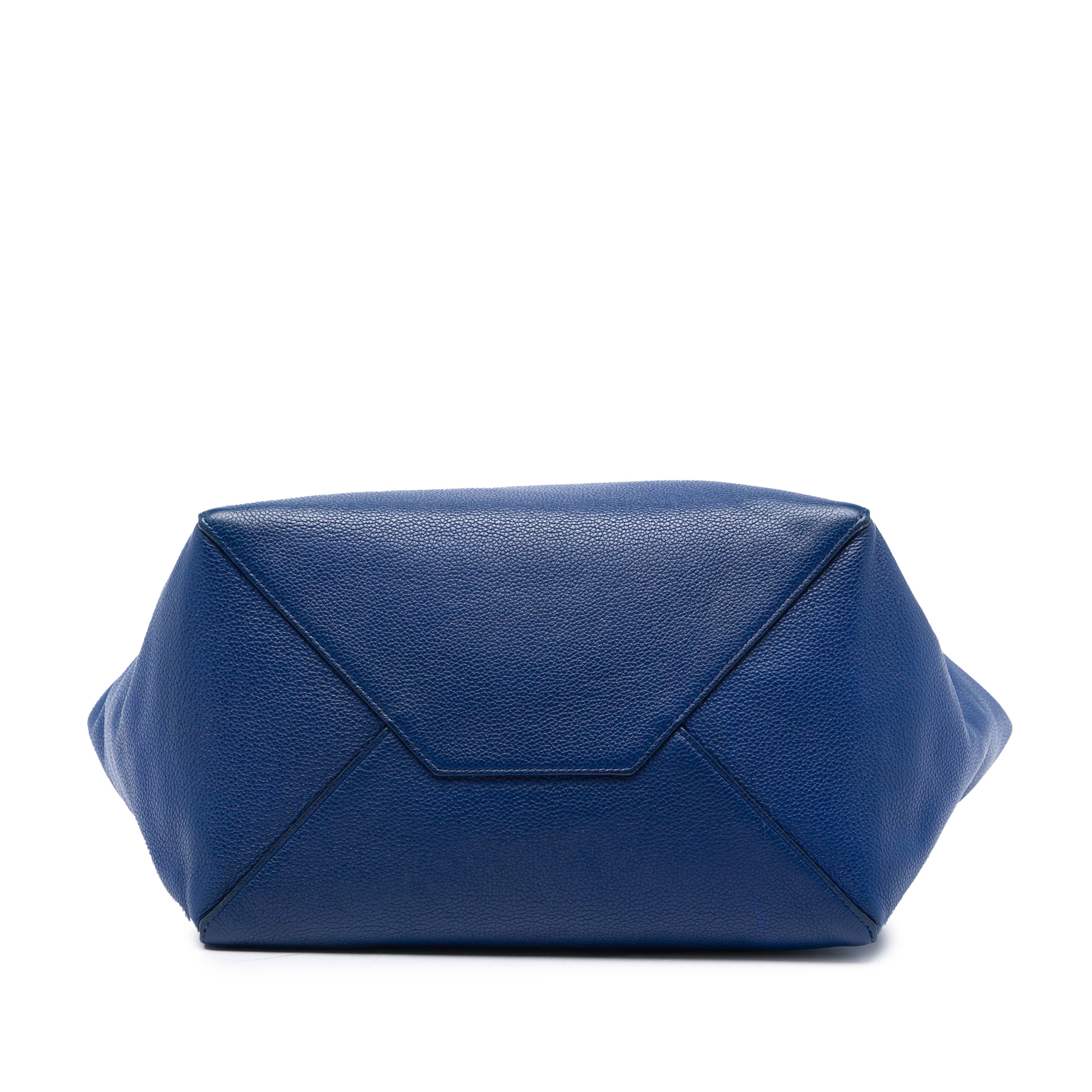 Celine Small Leather Phantom Cabas Tote, från Luxclusif, i färgen blå. Klicka för att öppna bilden i stort format