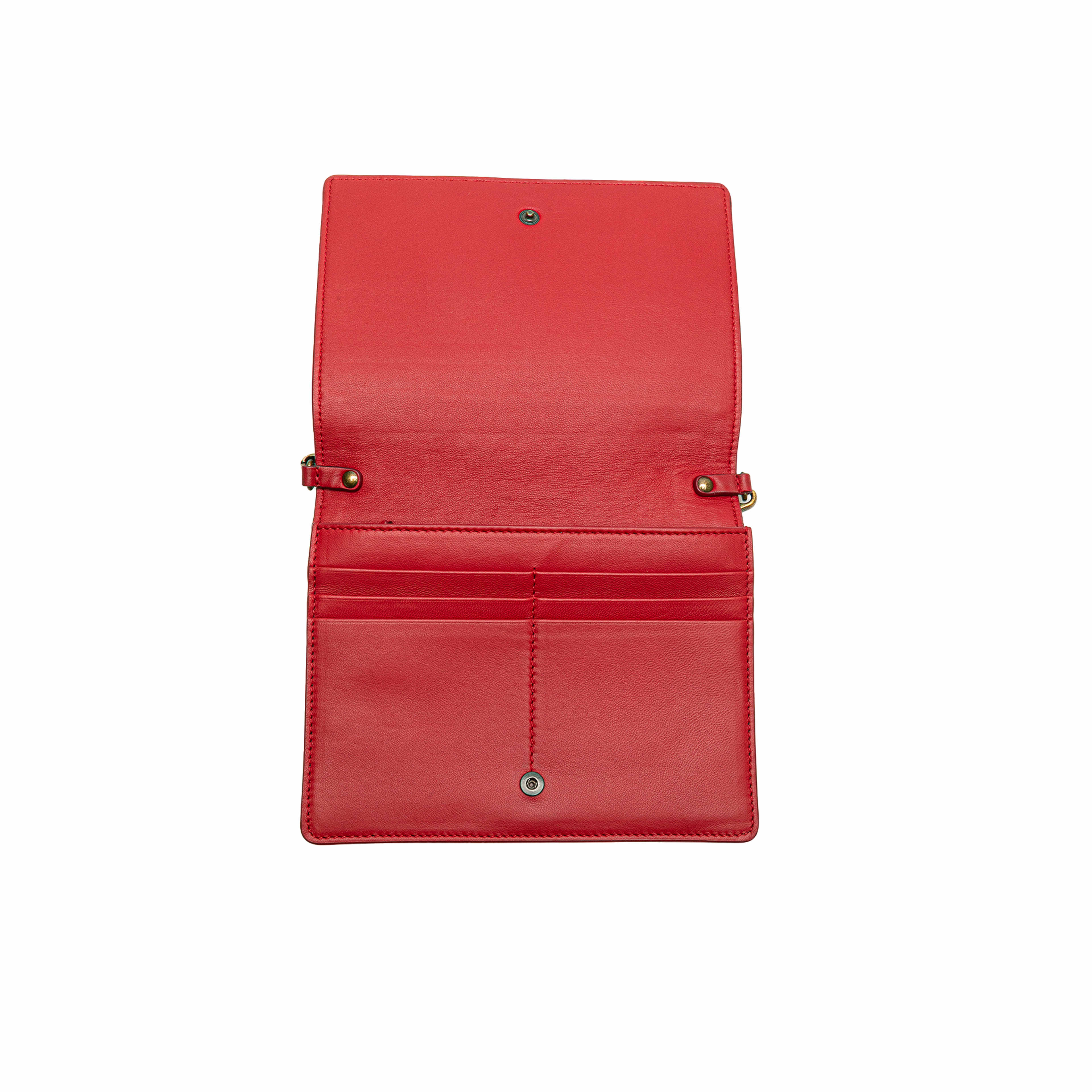 Bottega Veneta Nappa Intrecciato Wallet On Chain, från Luxclusif, i färgen red. Klicka för att öppna bilden i stort format