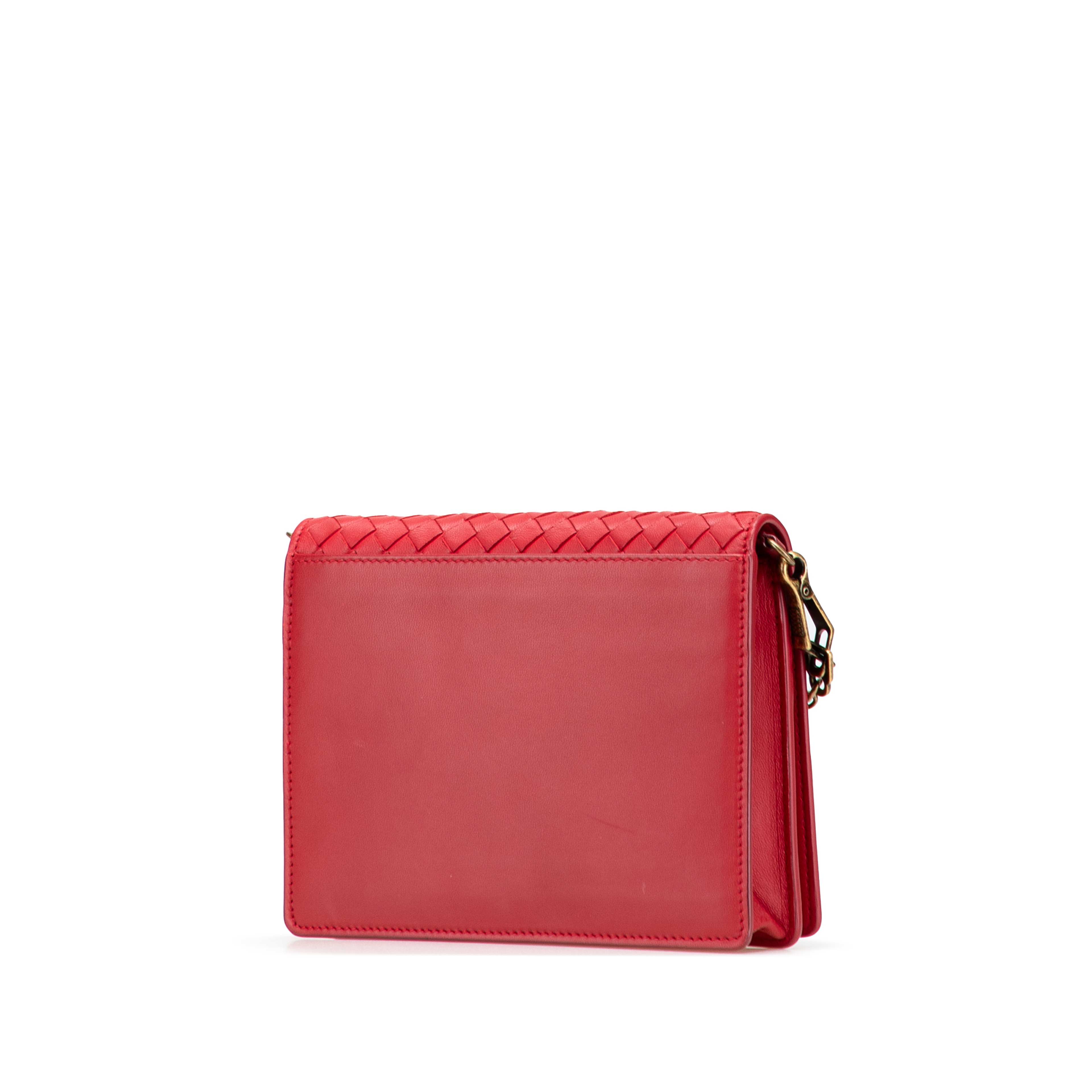 Bottega Veneta Nappa Intrecciato Wallet On Chain, från Luxclusif, i färgen röd. Klicka för att öppna bilden i stort format