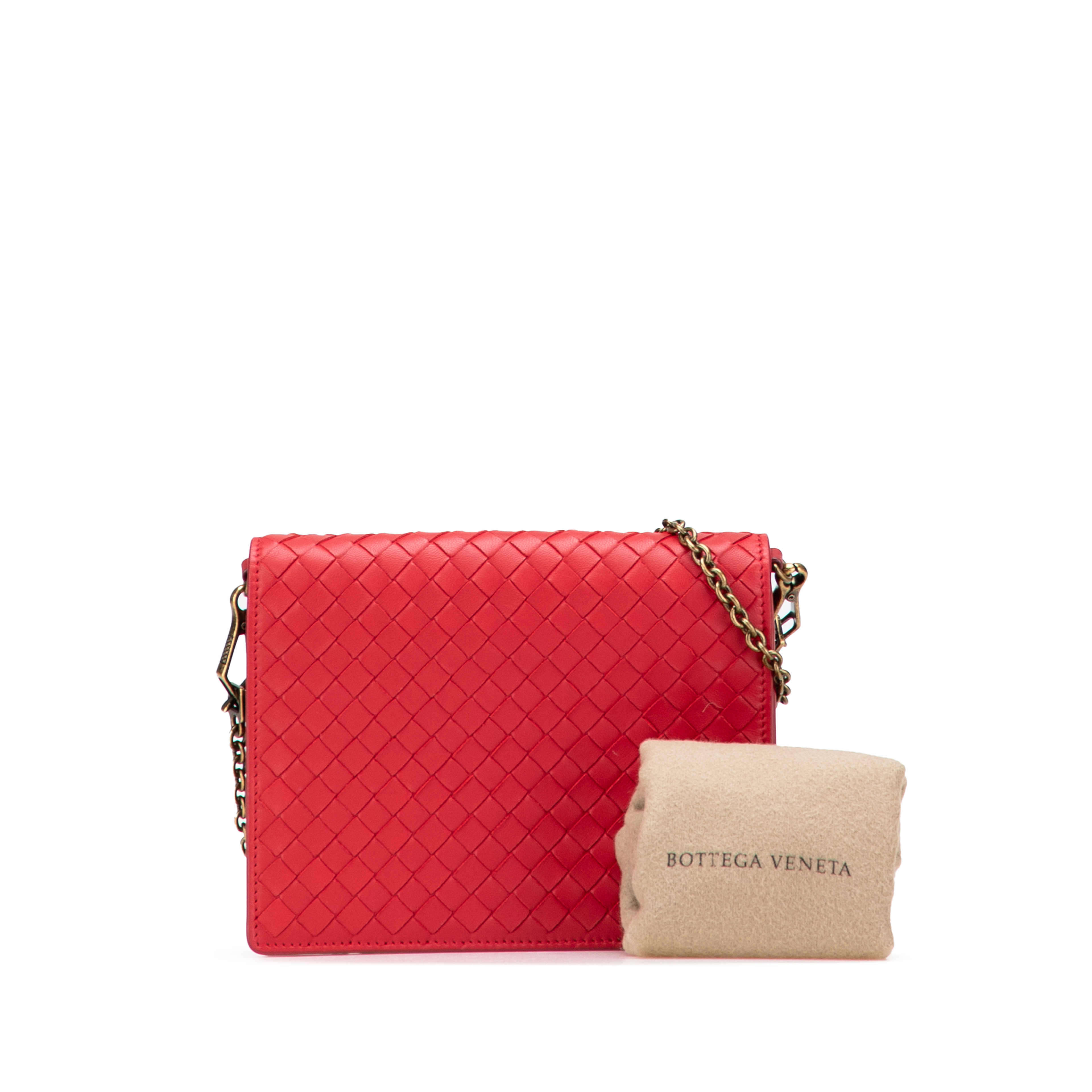 Bottega Veneta Nappa Intrecciato Wallet On Chain, från Luxclusif, i färgen röd. Klicka för att öppna bilden i stort format