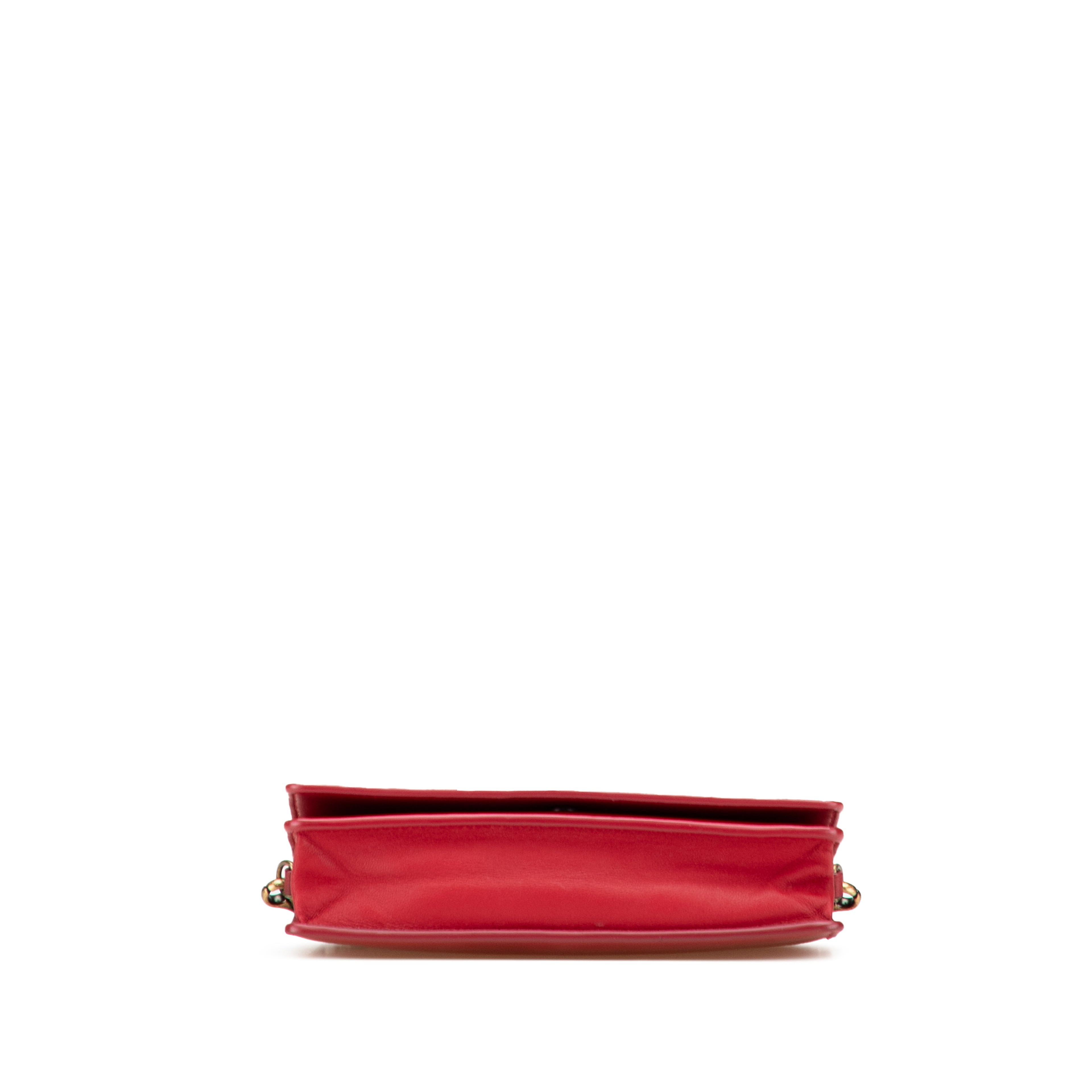 Bottega Veneta Nappa Intrecciato Wallet On Chain, från Luxclusif, i färgen röd. Klicka för att öppna bilden i stort format