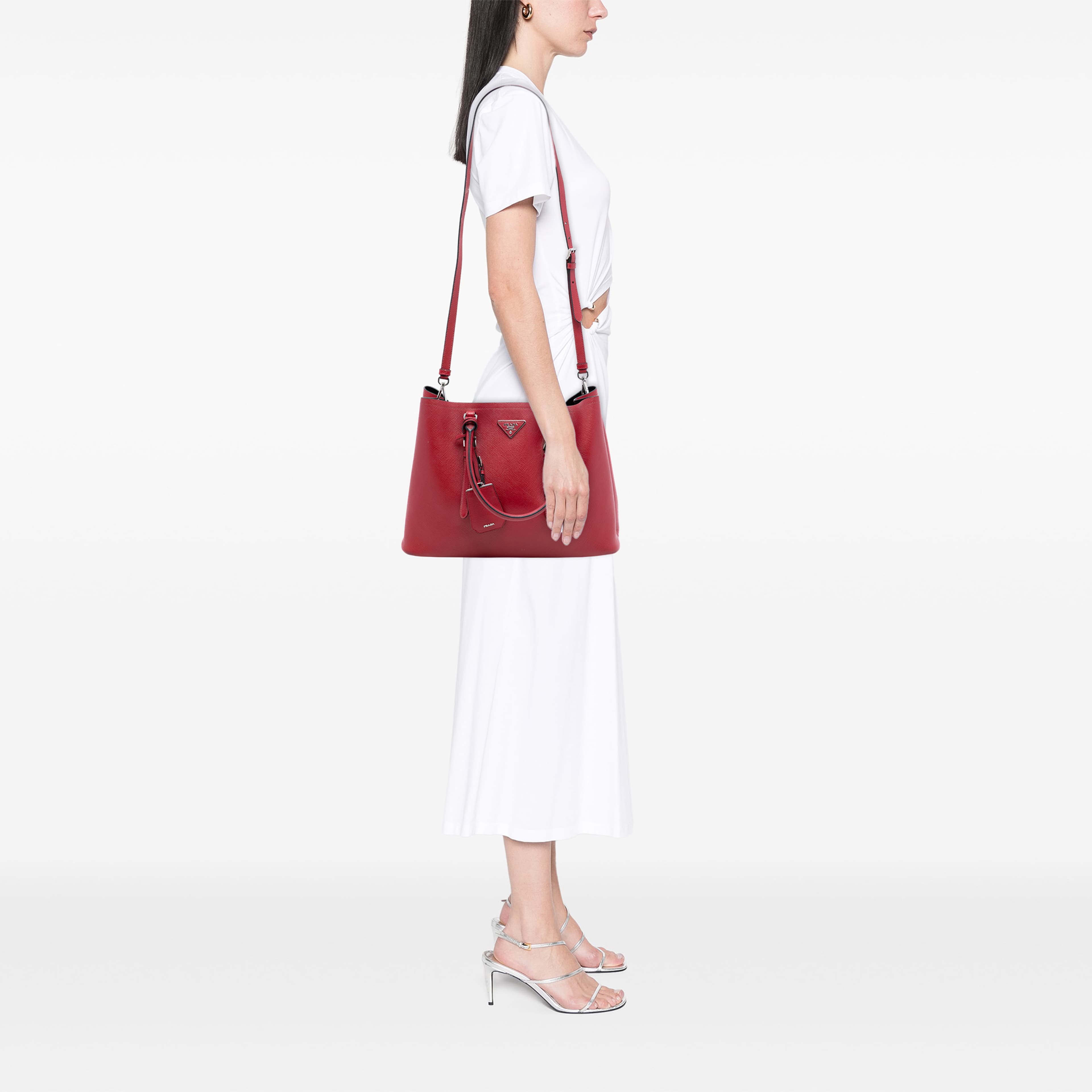 Prada Medium Saffiano Cuir Double Handle Satchel, från Luxclusif, i färgen röd. Klicka för att öppna bilden i stort format
