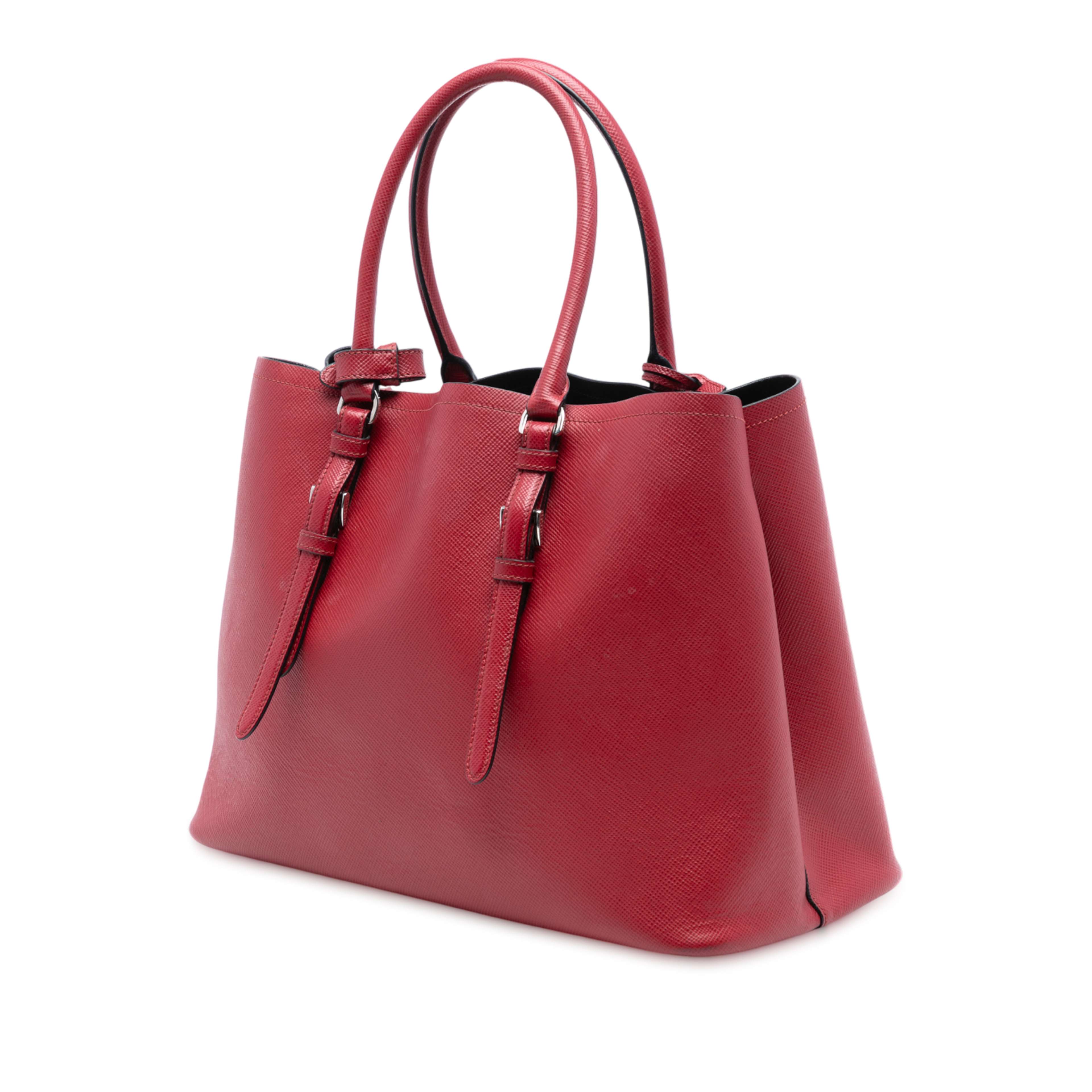 Prada Medium Saffiano Cuir Double Handle Satchel, från Luxclusif, i färgen red. Klicka för att öppna bilden i stort format