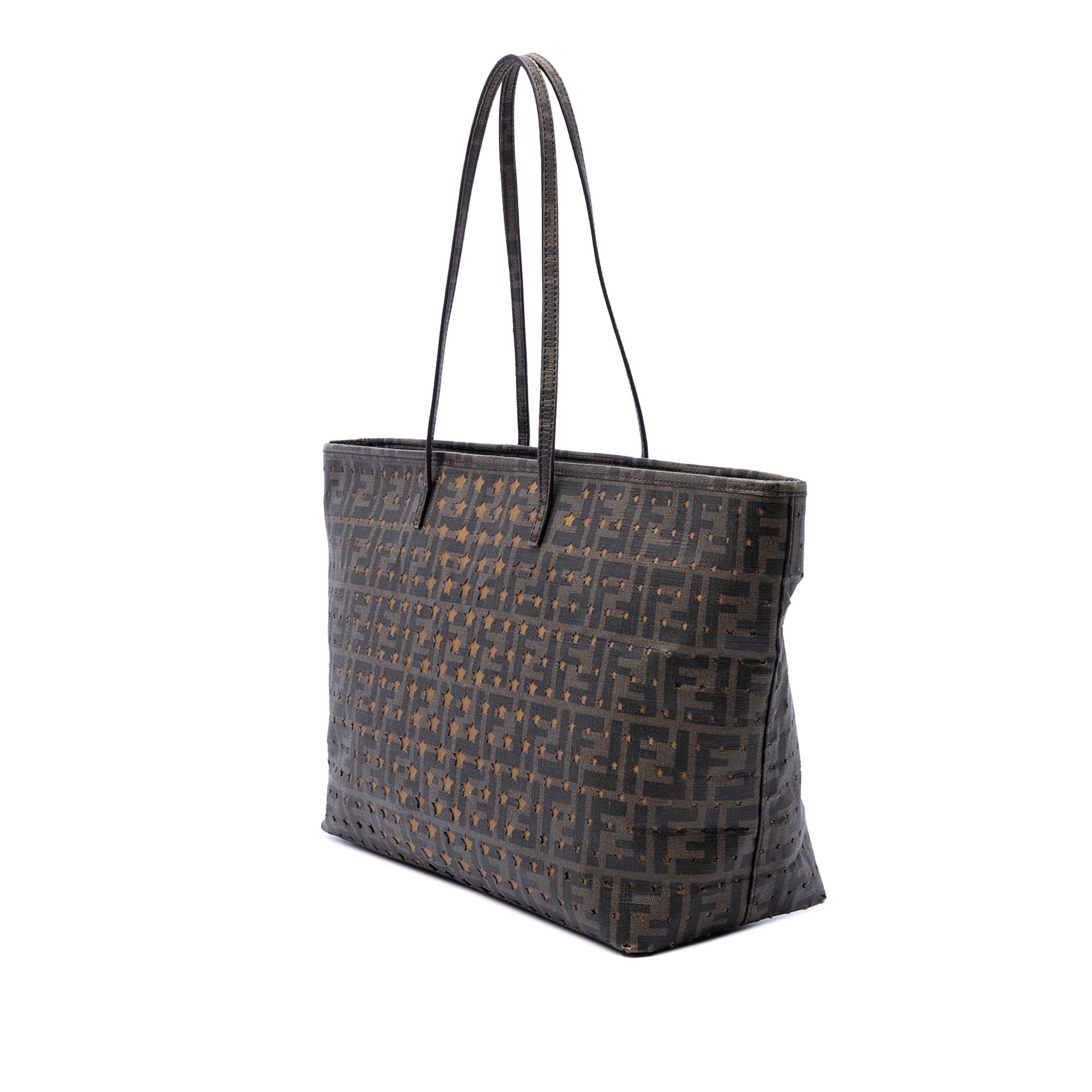 Fendi Medium Zucca Coated Canvas Laser Cut Star Roll Tote, från Luxclusif, i färgen brun. Klicka för att öppna bilden i stort format