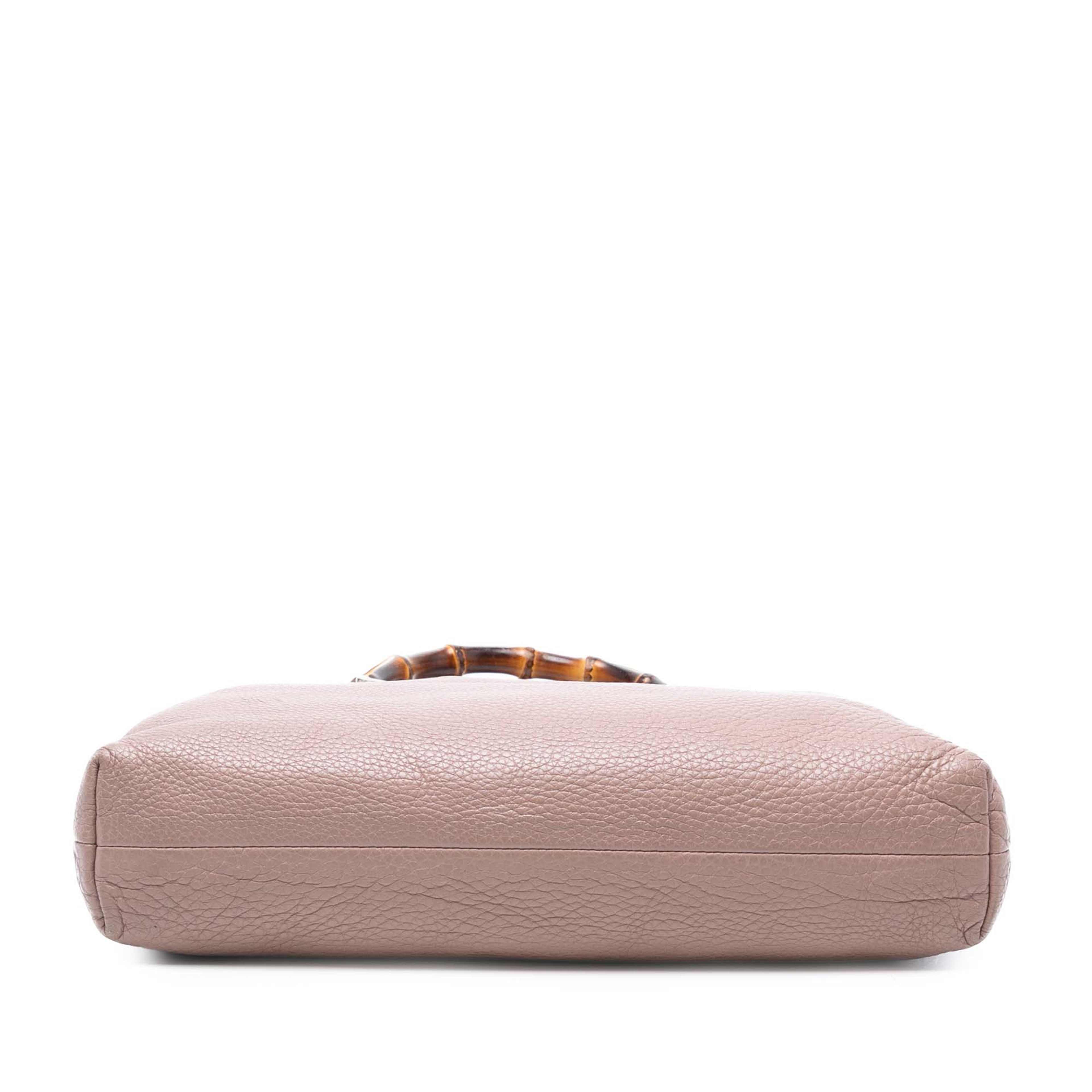 Gucci Tall Leather Bamboo Shopper Tote, från Luxclusif, i färgen light pink. Klicka för att öppna bilden i stort format