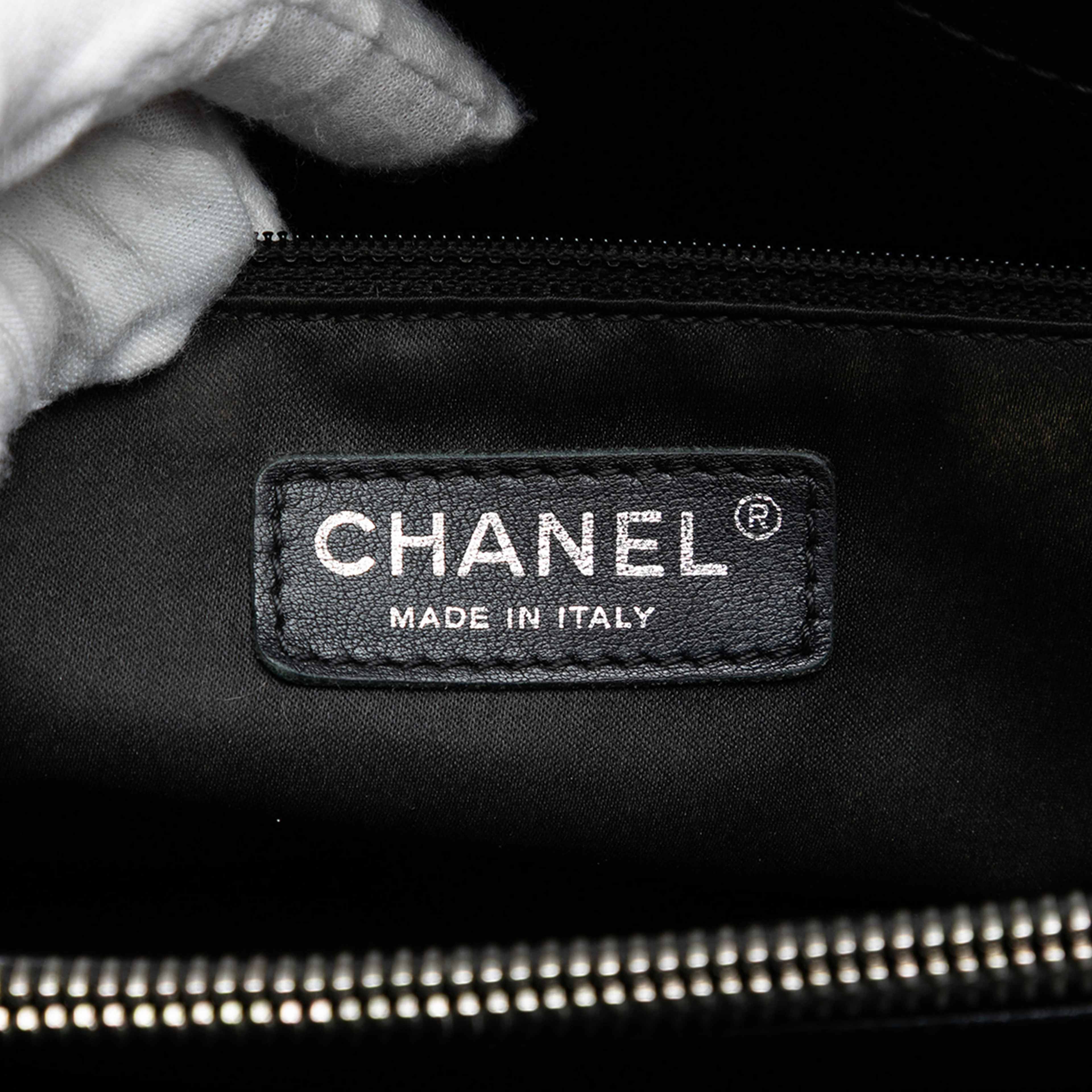 Chanel Caviar Grand Shopping Tote, från Luxclusif, i färgen black. Klicka för att öppna bilden i stort format
