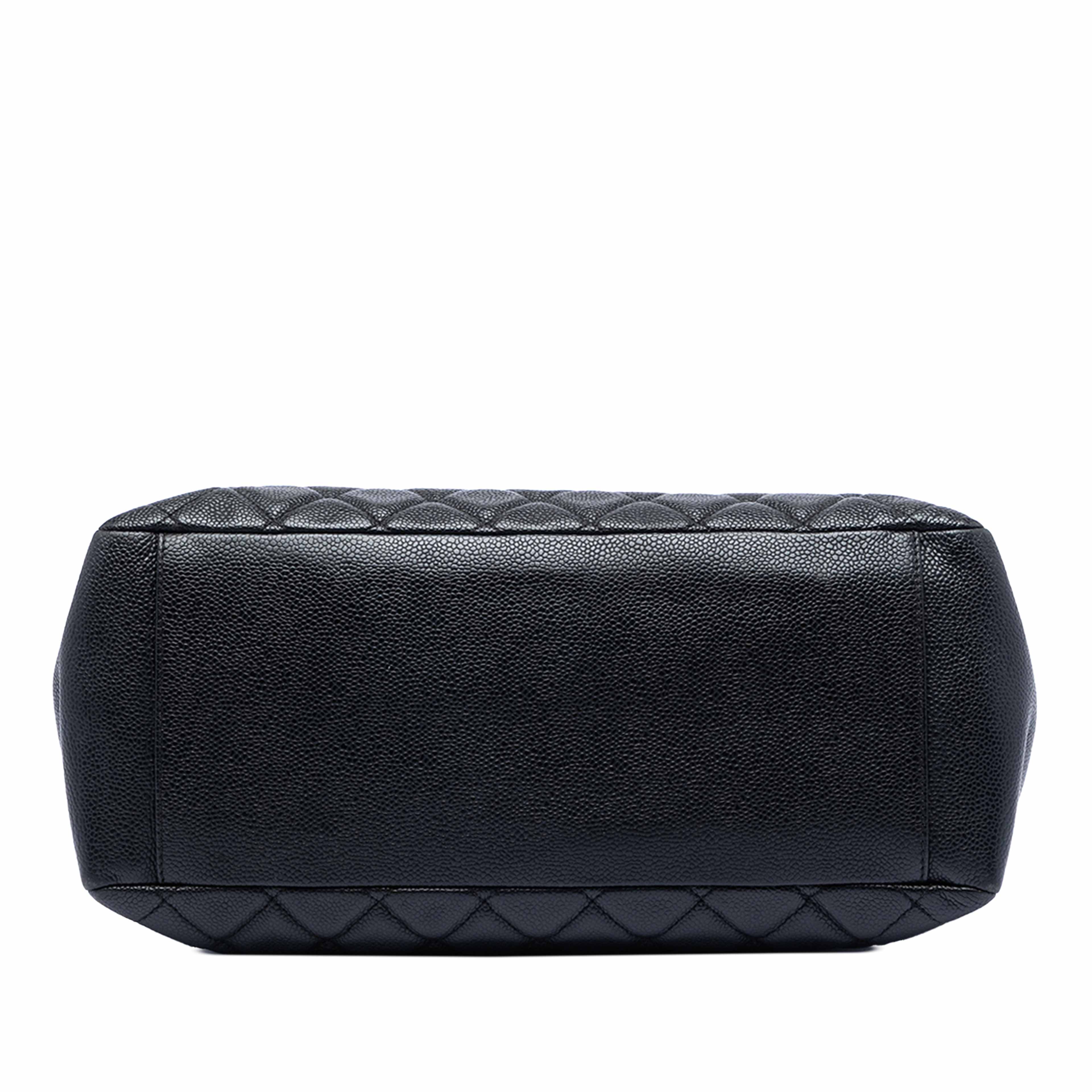 Chanel Caviar Grand Shopping Tote, från Luxclusif, i färgen black. Klicka för att öppna bilden i stort format