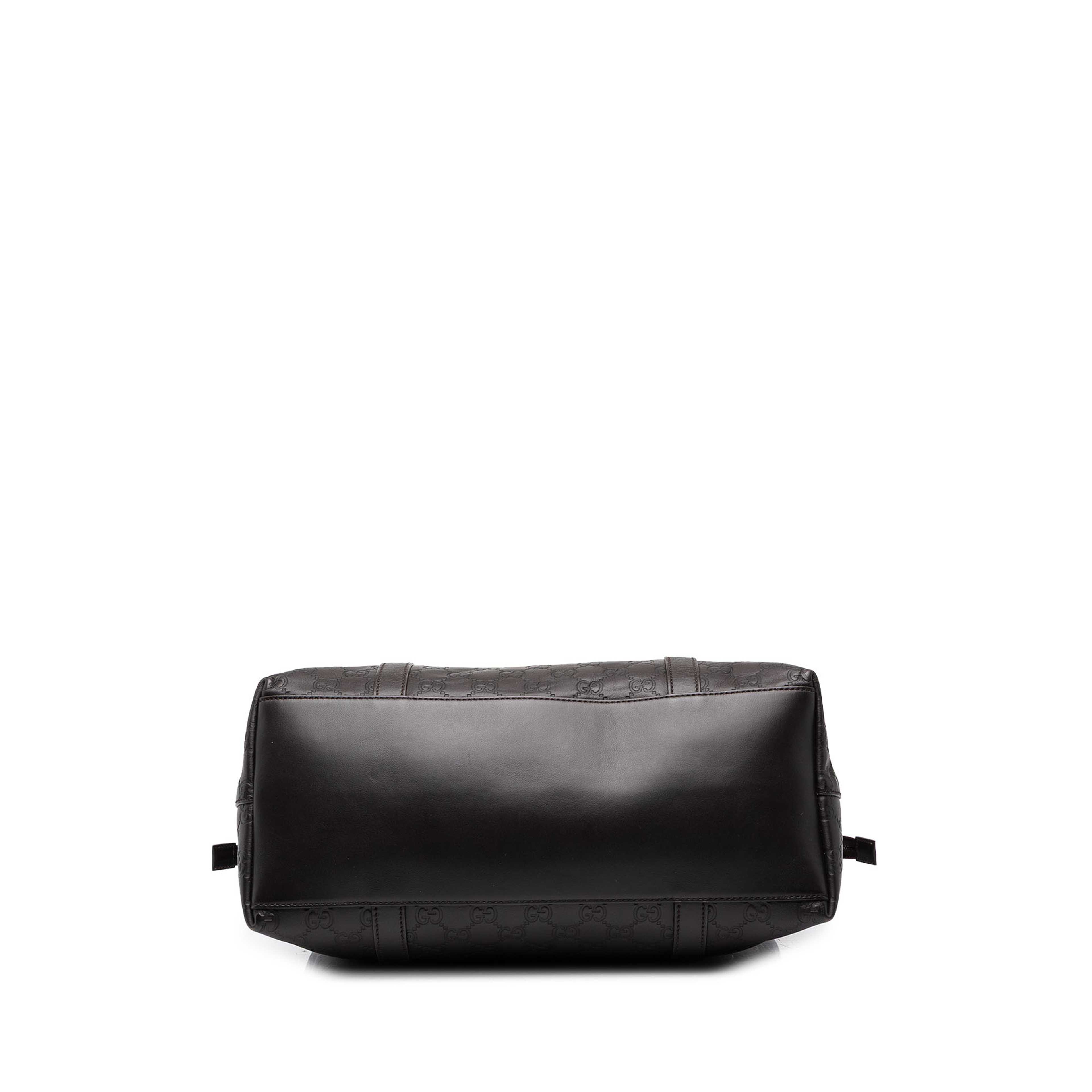 Gucci Large Microguccissima Gg Charm Dome Satchel, från Luxclusif, i färgen svart. Klicka för att öppna bilden i stort format