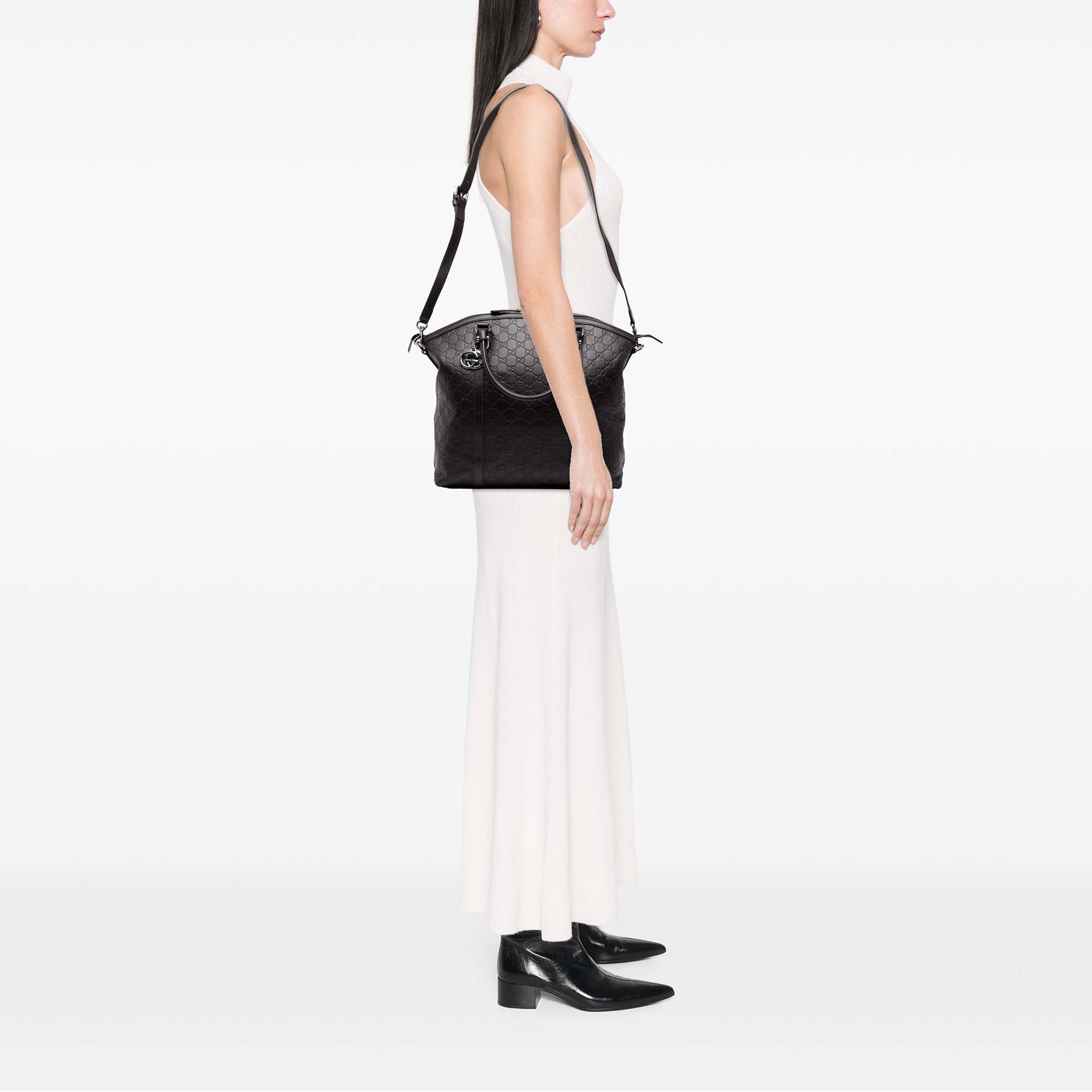 Gucci Large Microguccissima Gg Charm Dome Satchel, från Luxclusif, i färgen svart. Klicka för att öppna bilden i stort format