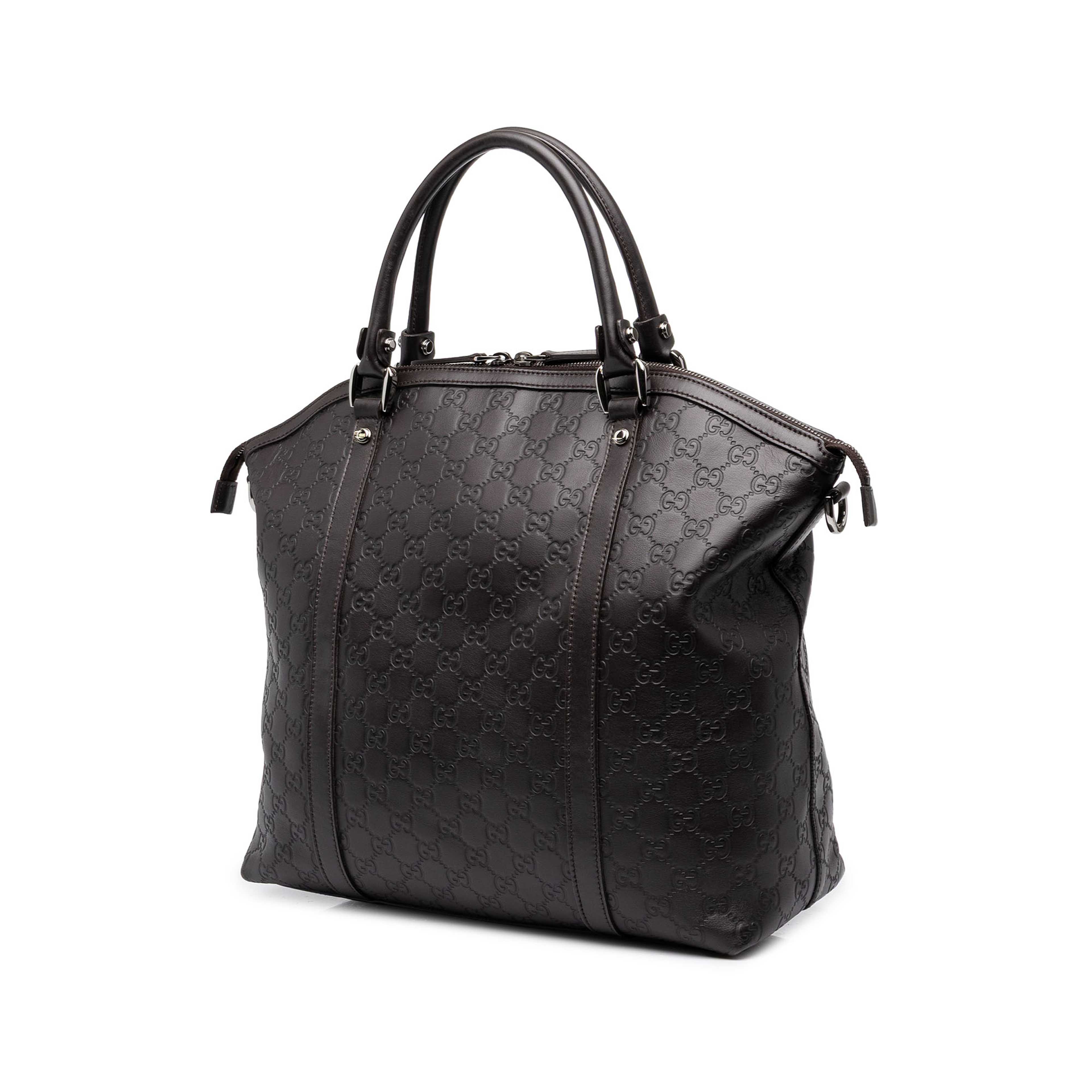 Gucci Large Microguccissima Gg Charm Dome Satchel, från Luxclusif, i färgen svart. Klicka för att öppna bilden i stort format