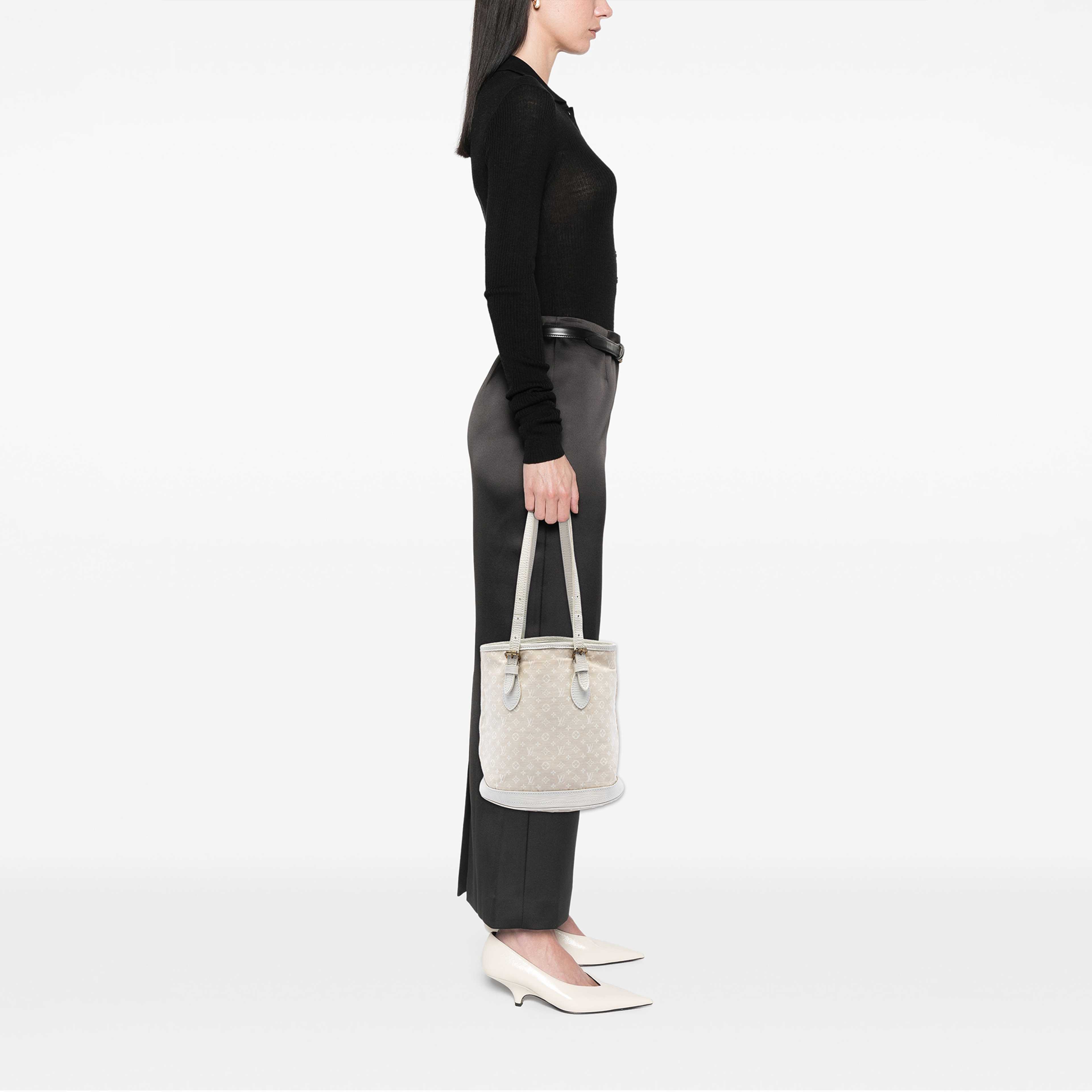 Louis Vuitton Monogram Mini Lin Bucket Pm, från Luxclusif, i färgen beige. Klicka för att öppna bilden i stort format