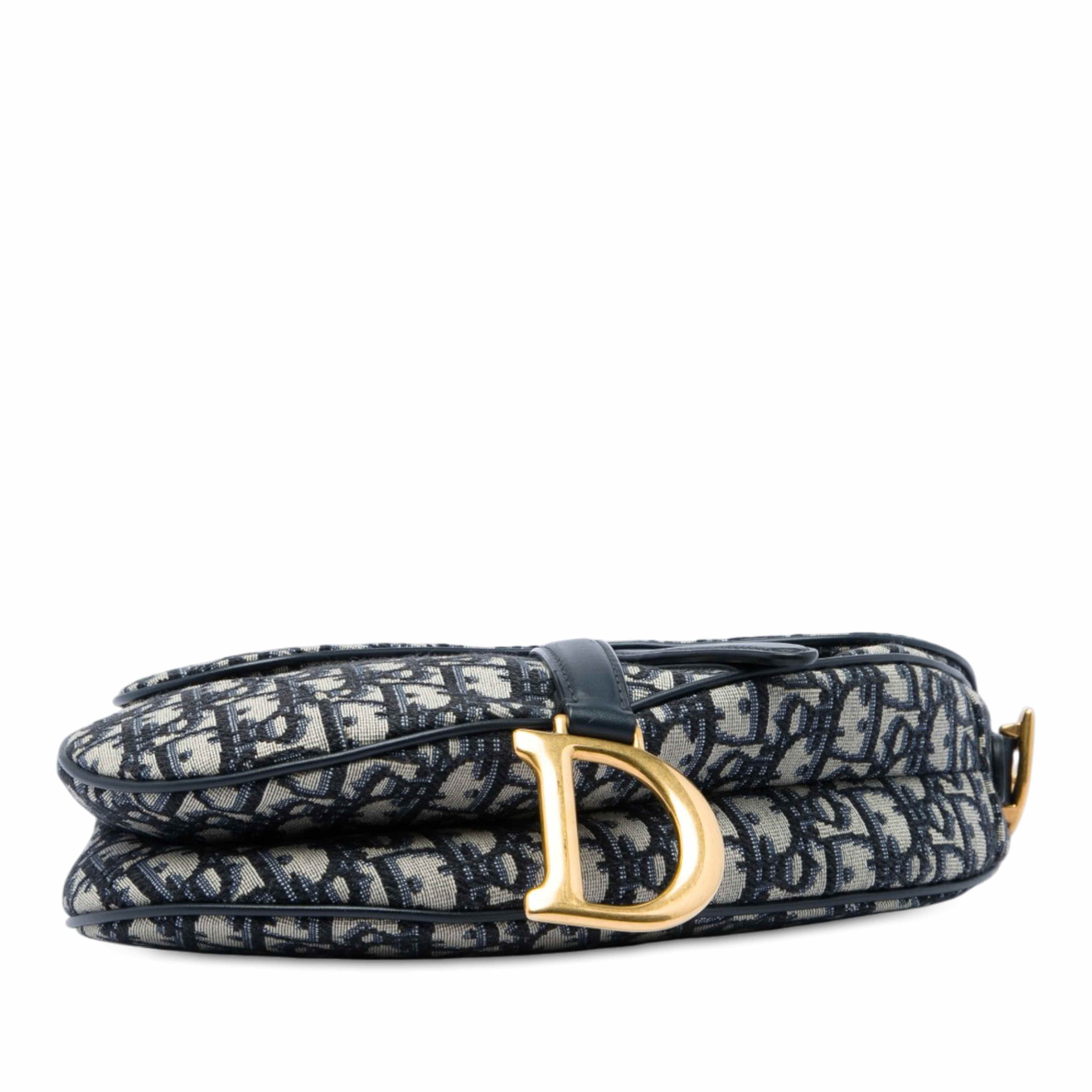Dior Oblique Canvas Saddle Bag, från Luxclusif, i färgen blå. Klicka för att öppna bilden i stort format