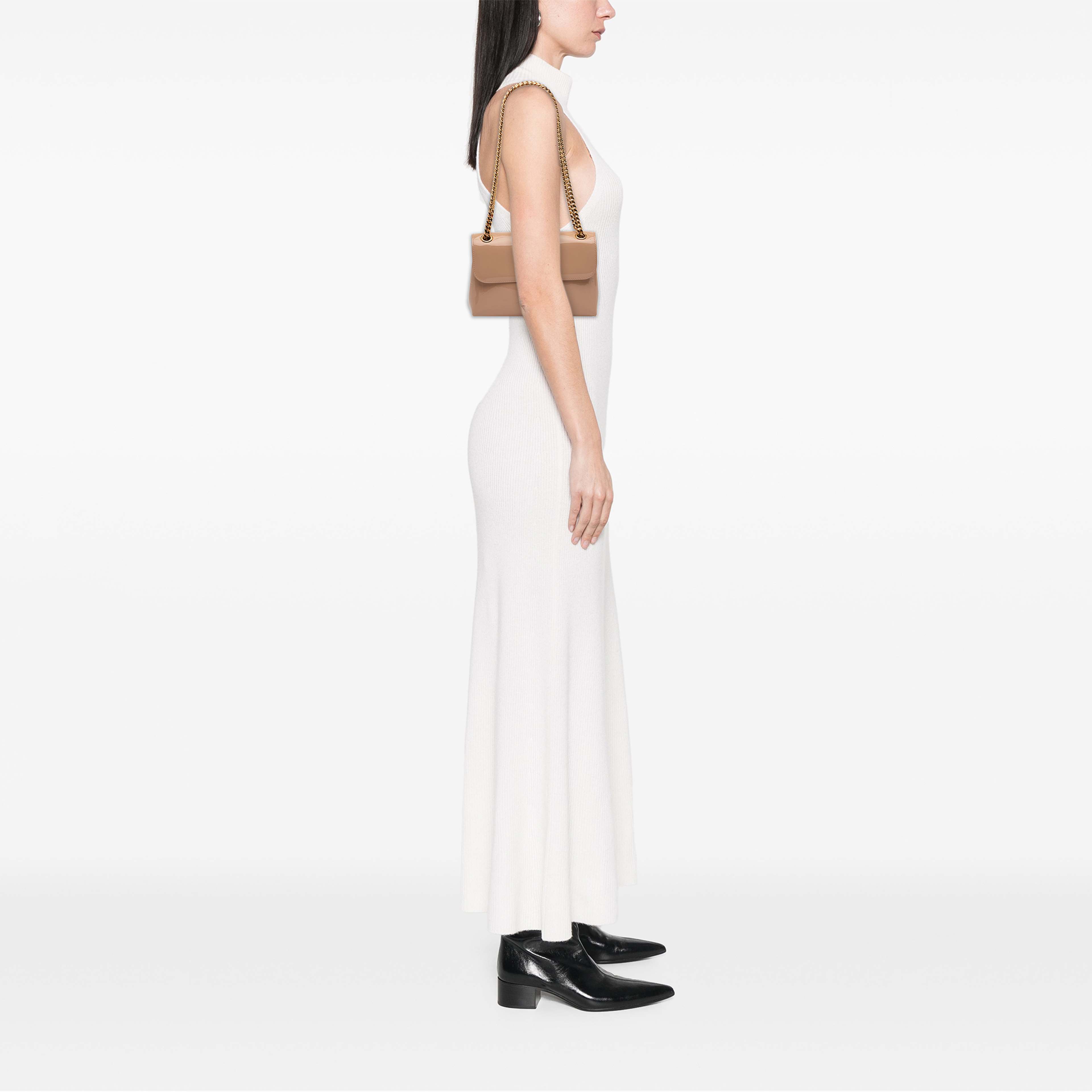 Celine Teen Patent Triomphe Victoire Chain Shoulder Bag, från Luxclusif, i färgen brun. Klicka för att öppna bilden i stort format