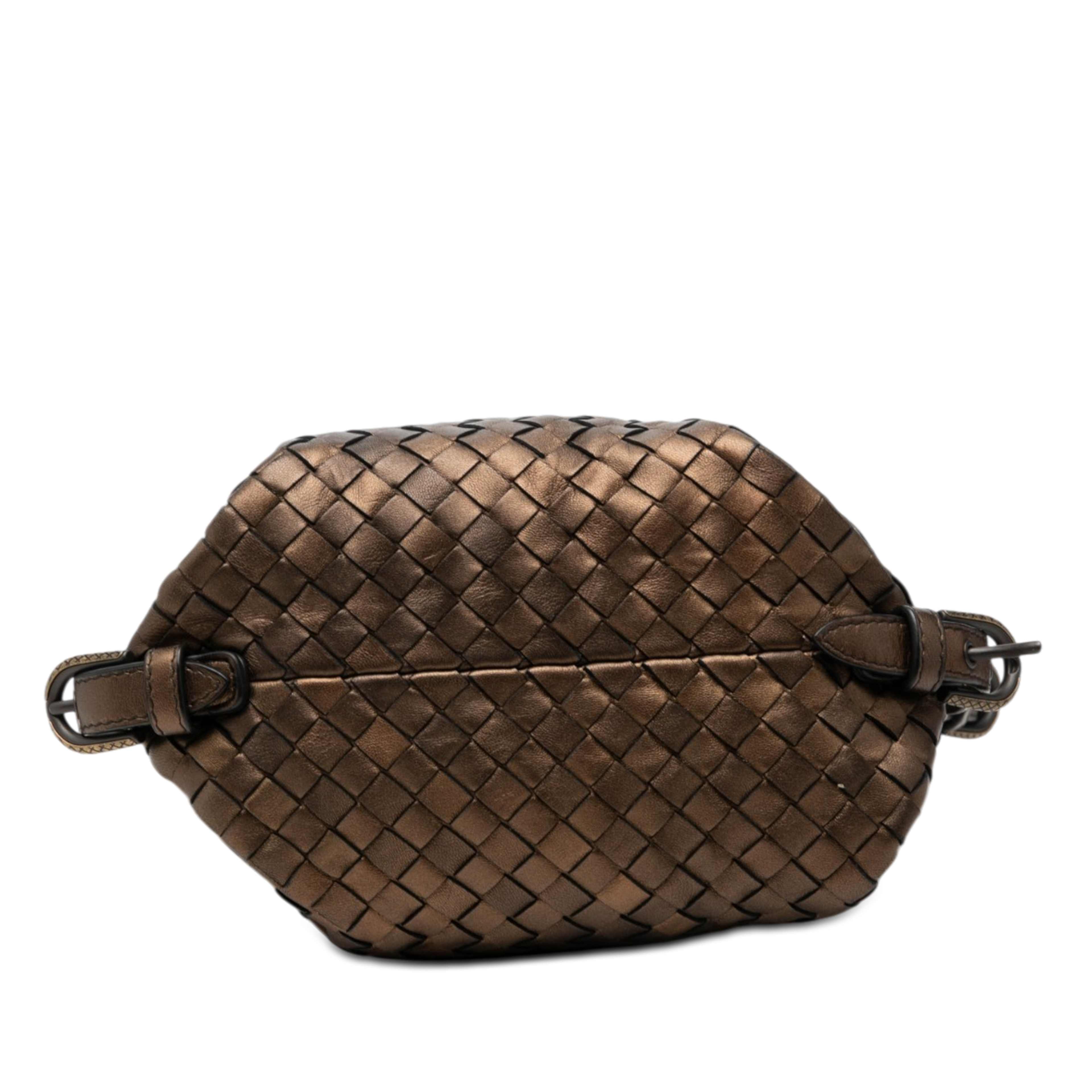 Bottega Veneta Metallic Nappa Intrecciato Belted Loop Handbag, från Luxclusif, i färgen brun. Klicka för att öppna bilden i stort format