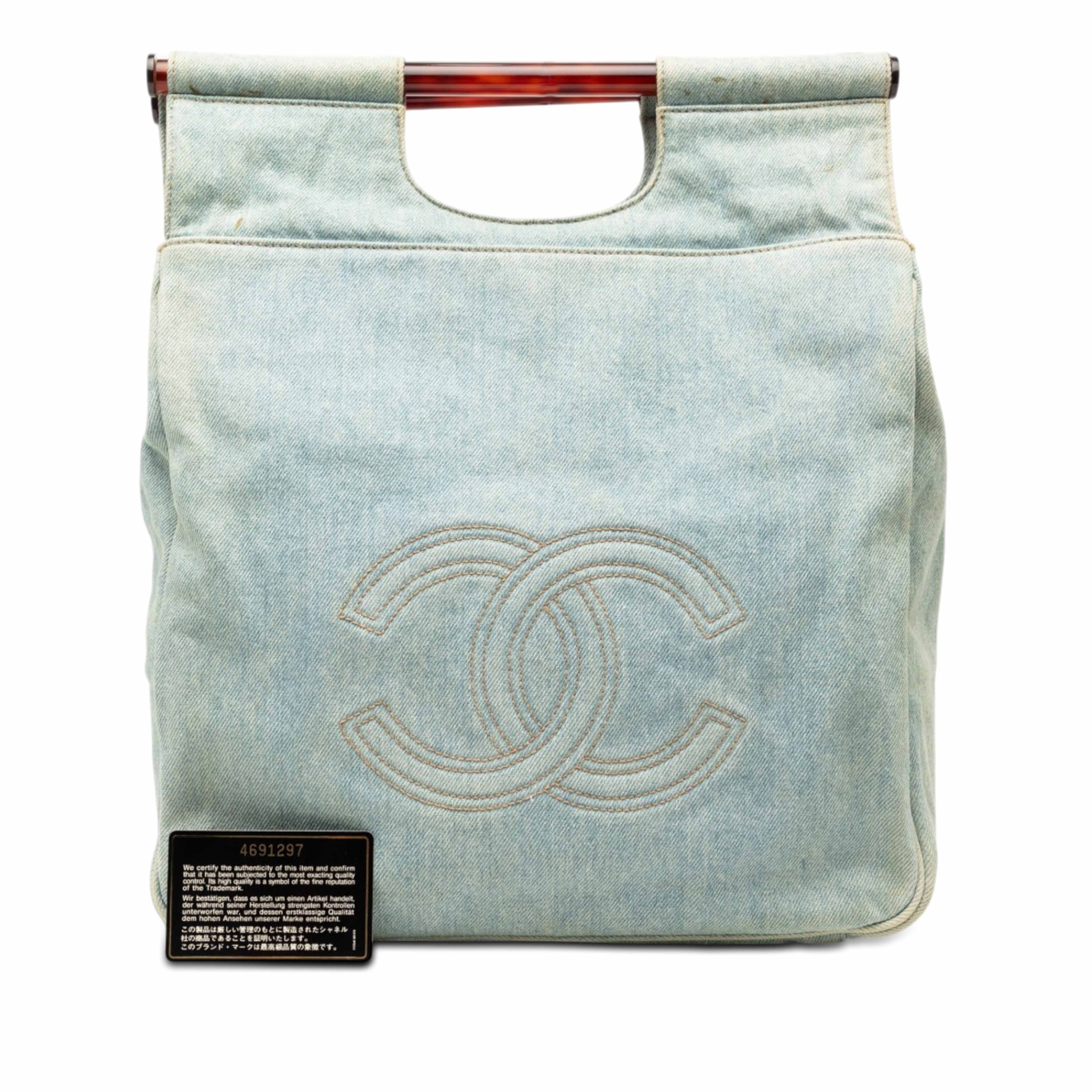 Chanel Cc Denim Tortoise Handle Tote, från Luxclusif, i färgen blå. Klicka för att öppna bilden i stort format