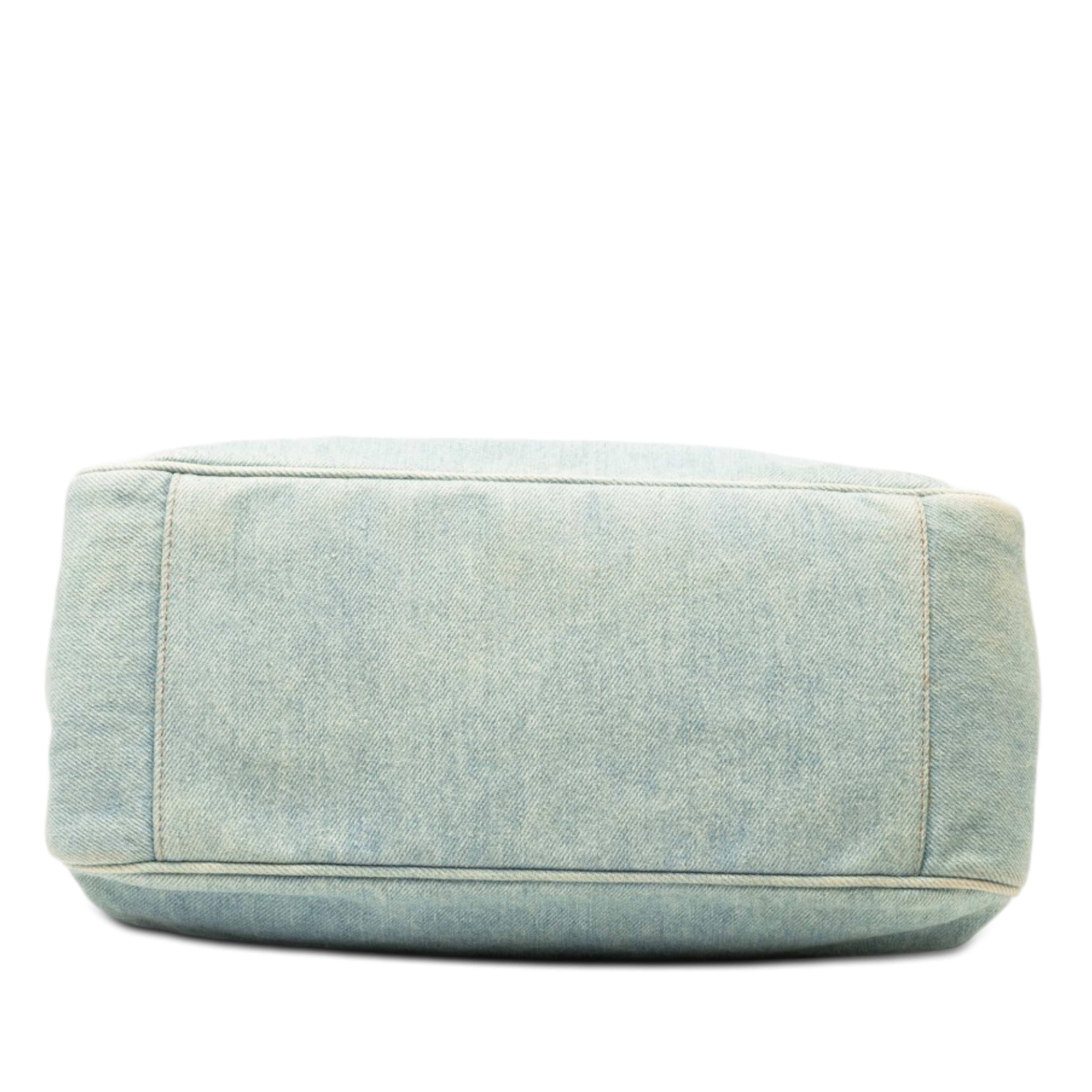 Chanel Cc Denim Tortoise Handle Tote, från Luxclusif, i färgen blå. Klicka för att öppna bilden i stort format