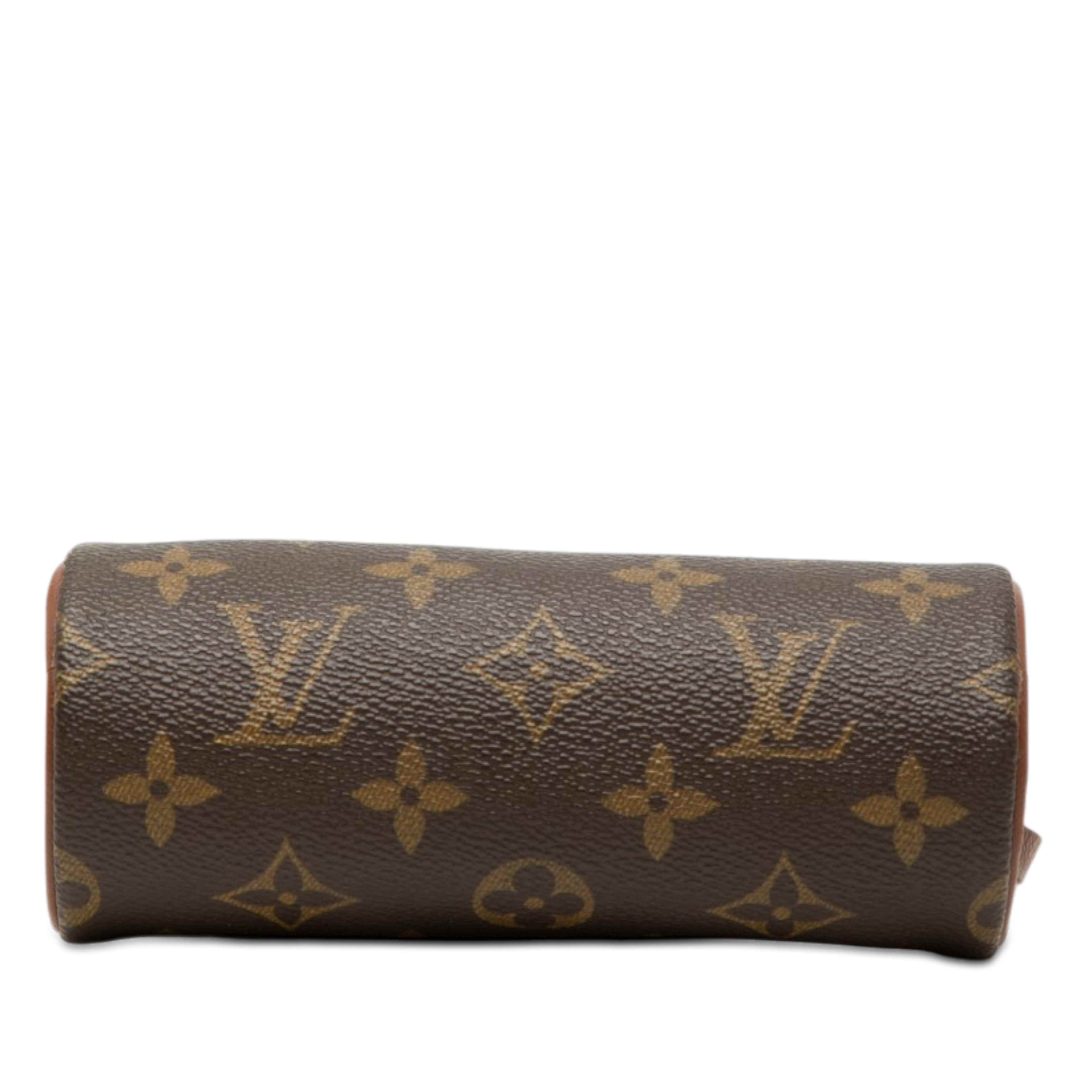 Louis Vuitton Monogram Papillon Pochette, från Luxclusif, i färgen brun. Klicka för att öppna bilden i stort format