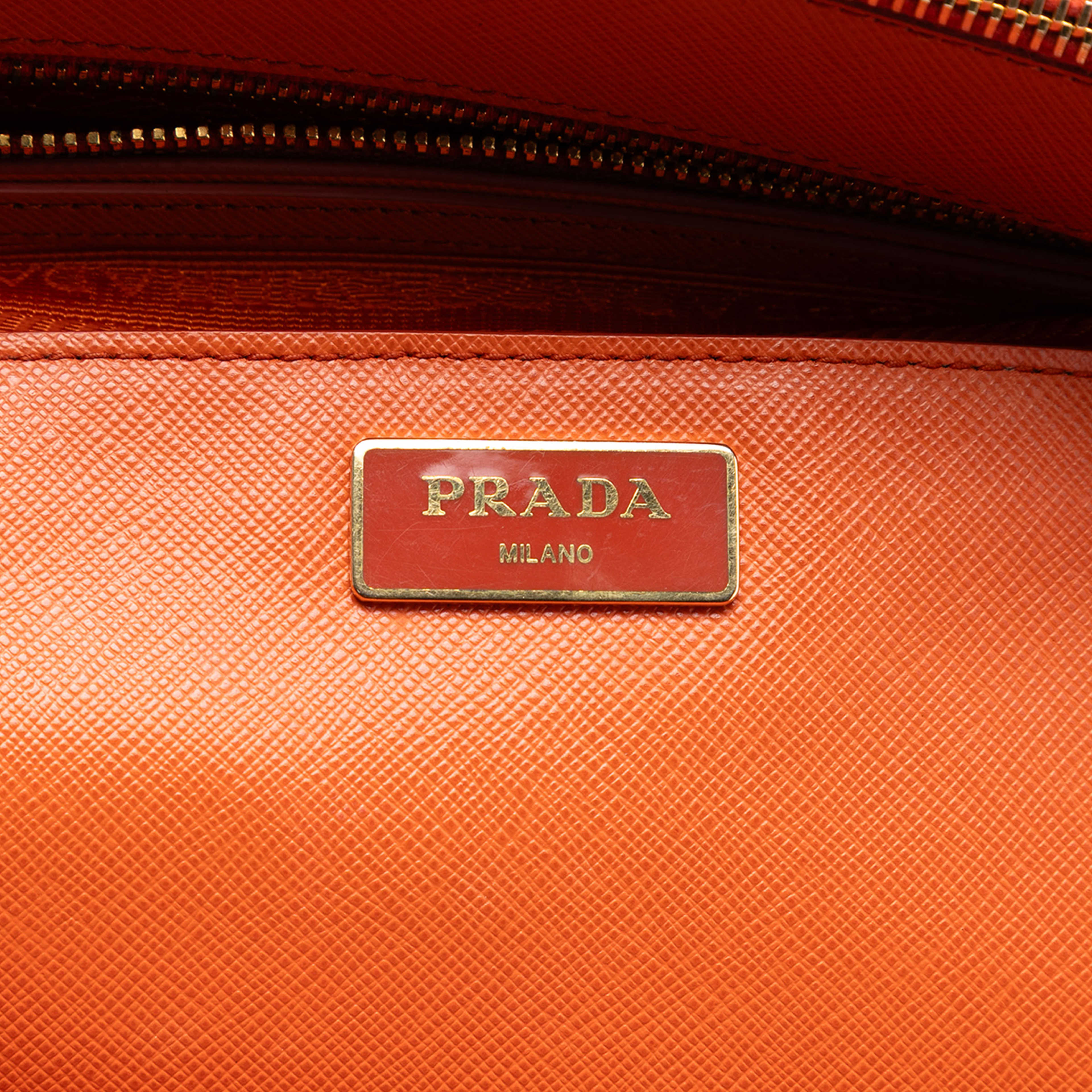 Prada Medium Saffiano Lux Galleria Double Zip Satchel, från Luxclusif, i färgen orange. Klicka för att öppna bilden i stort format