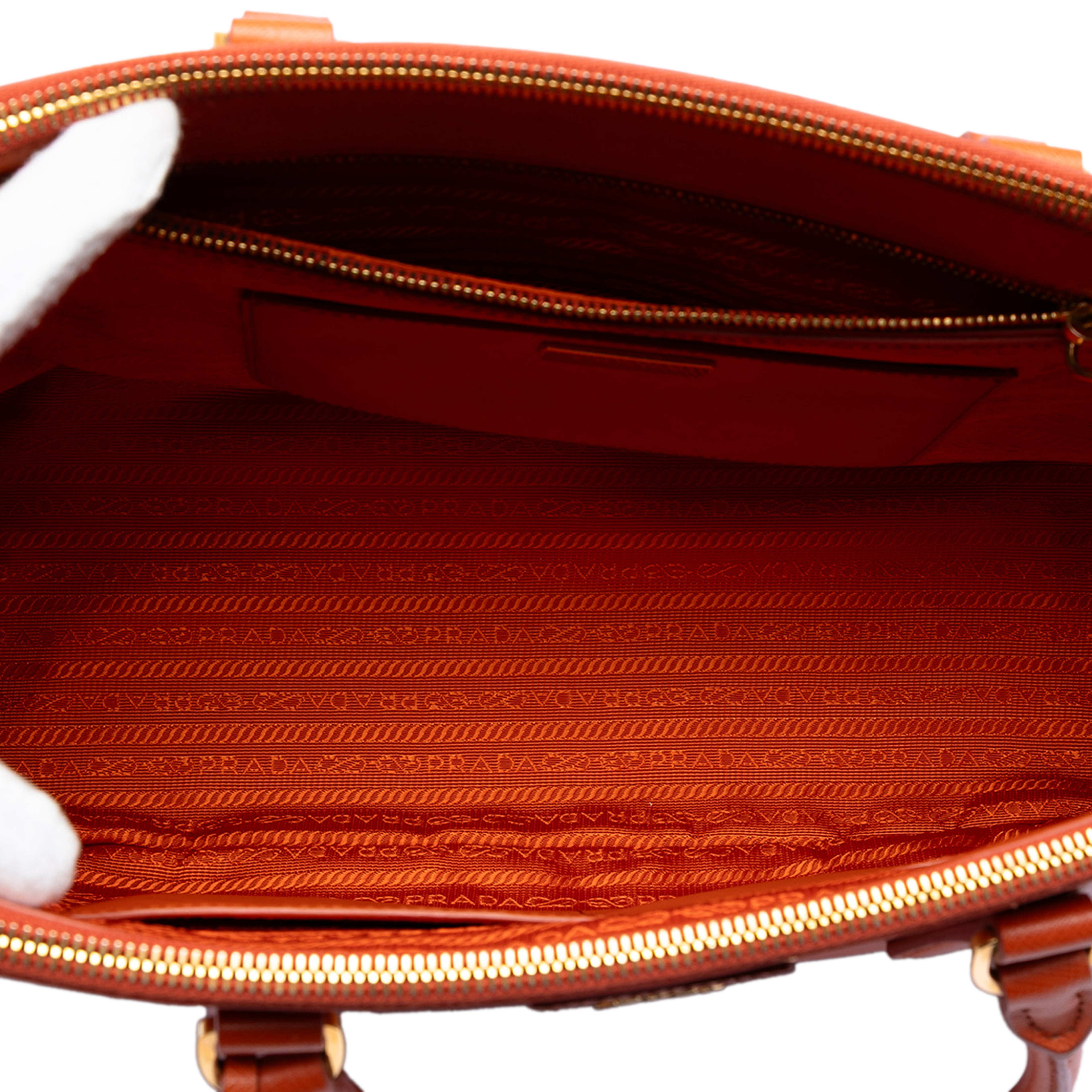 Prada Medium Saffiano Lux Galleria Double Zip Satchel, från Luxclusif, i färgen orange. Klicka för att öppna bilden i stort format