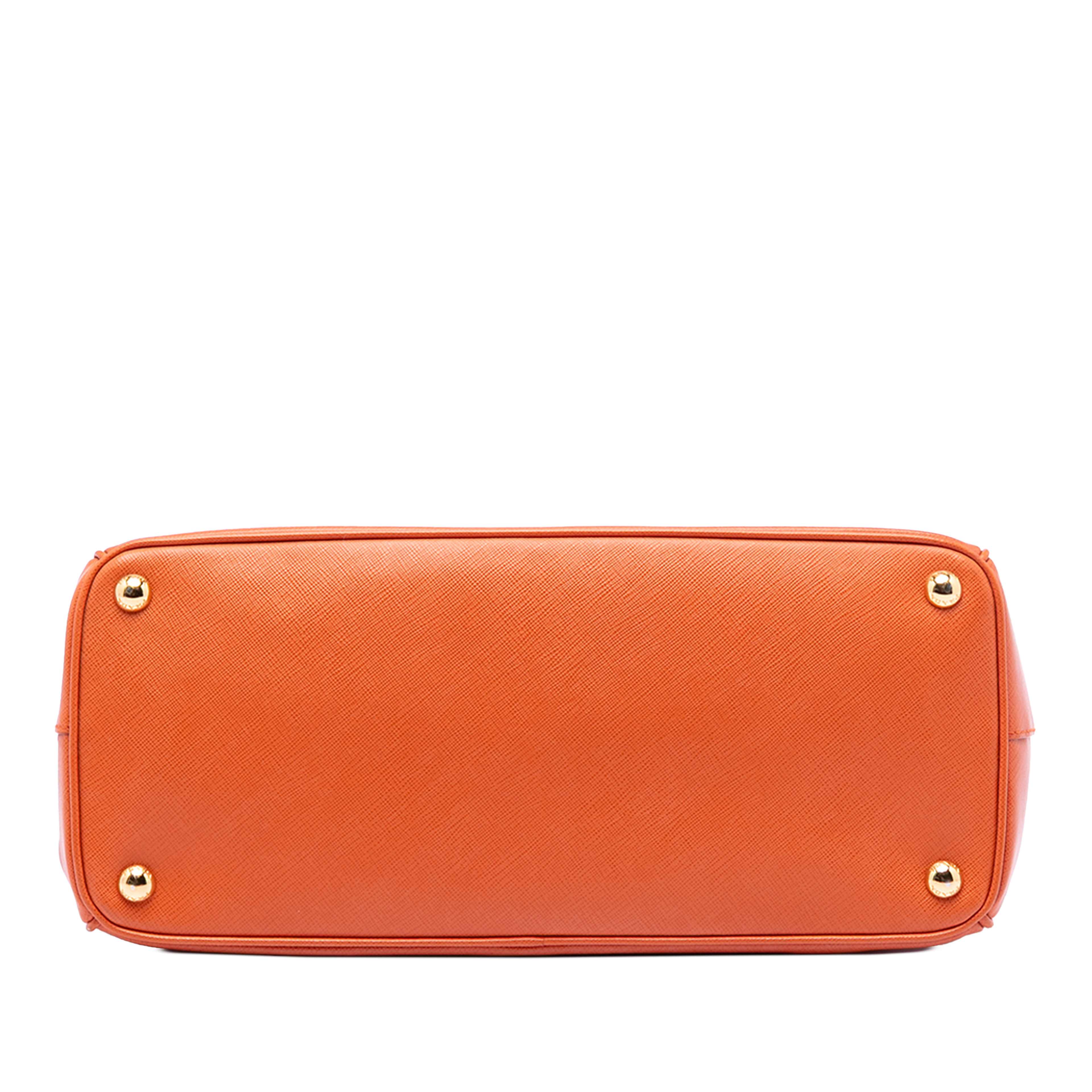 Prada Medium Saffiano Lux Galleria Double Zip Satchel, från Luxclusif, i färgen orange. Klicka för att öppna bilden i stort format