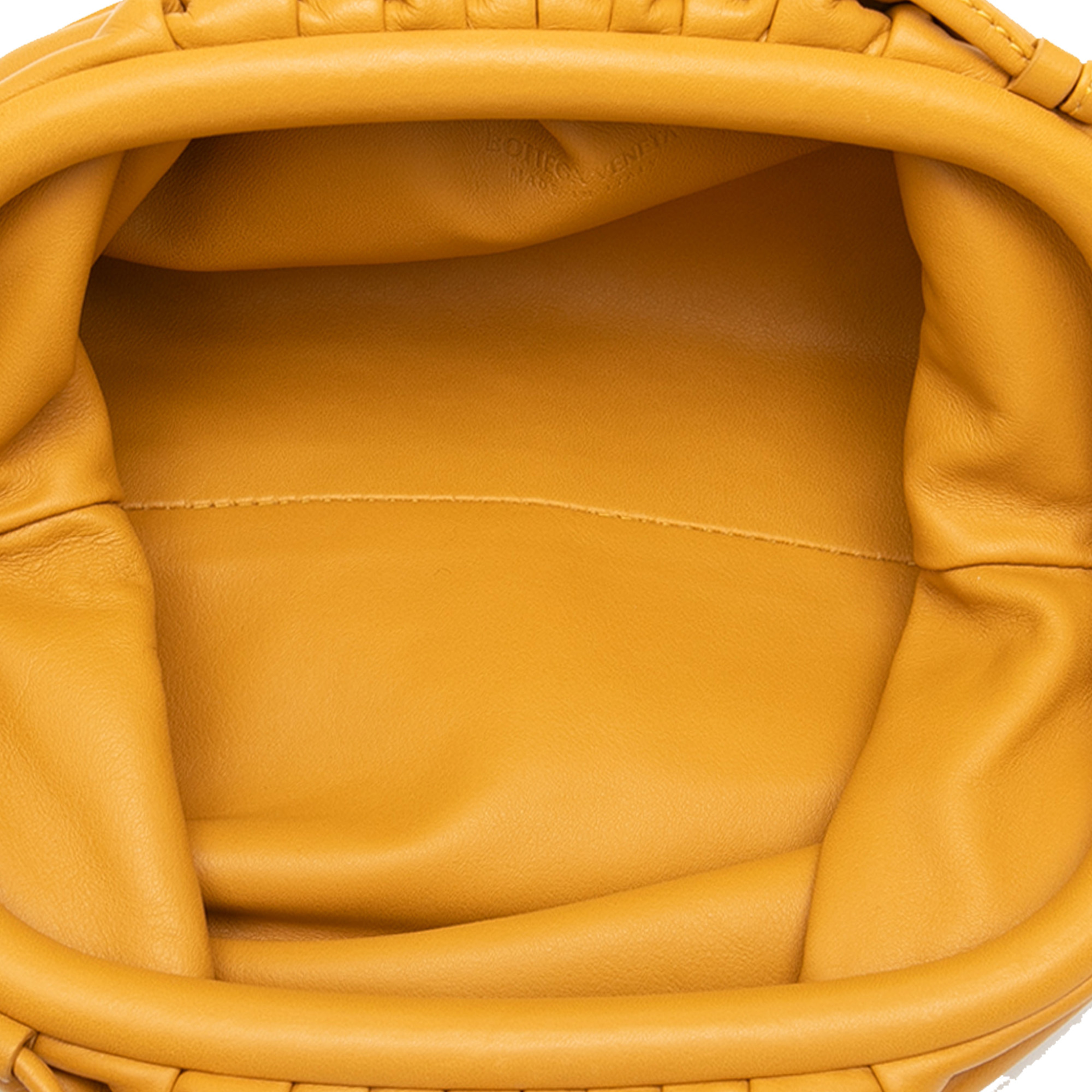 Bottega Veneta Lambskin The Mini Pouch Crossbody, från Luxclusif, i färgen caramel. Klicka för att öppna bilden i stort format