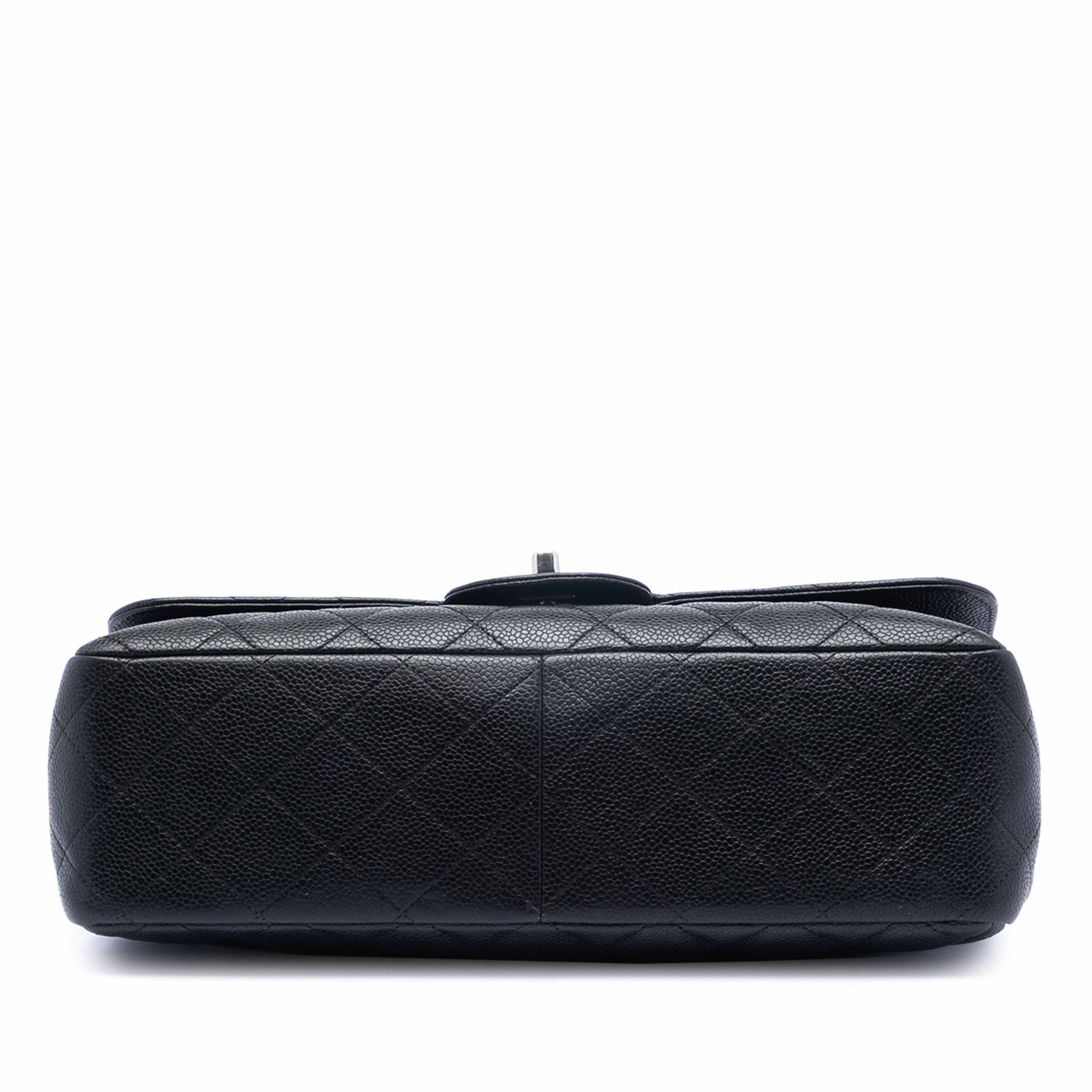 Chanel Jumbo Classic Caviar Double Flap, från Luxclusif, i färgen black. Klicka för att öppna bilden i stort format