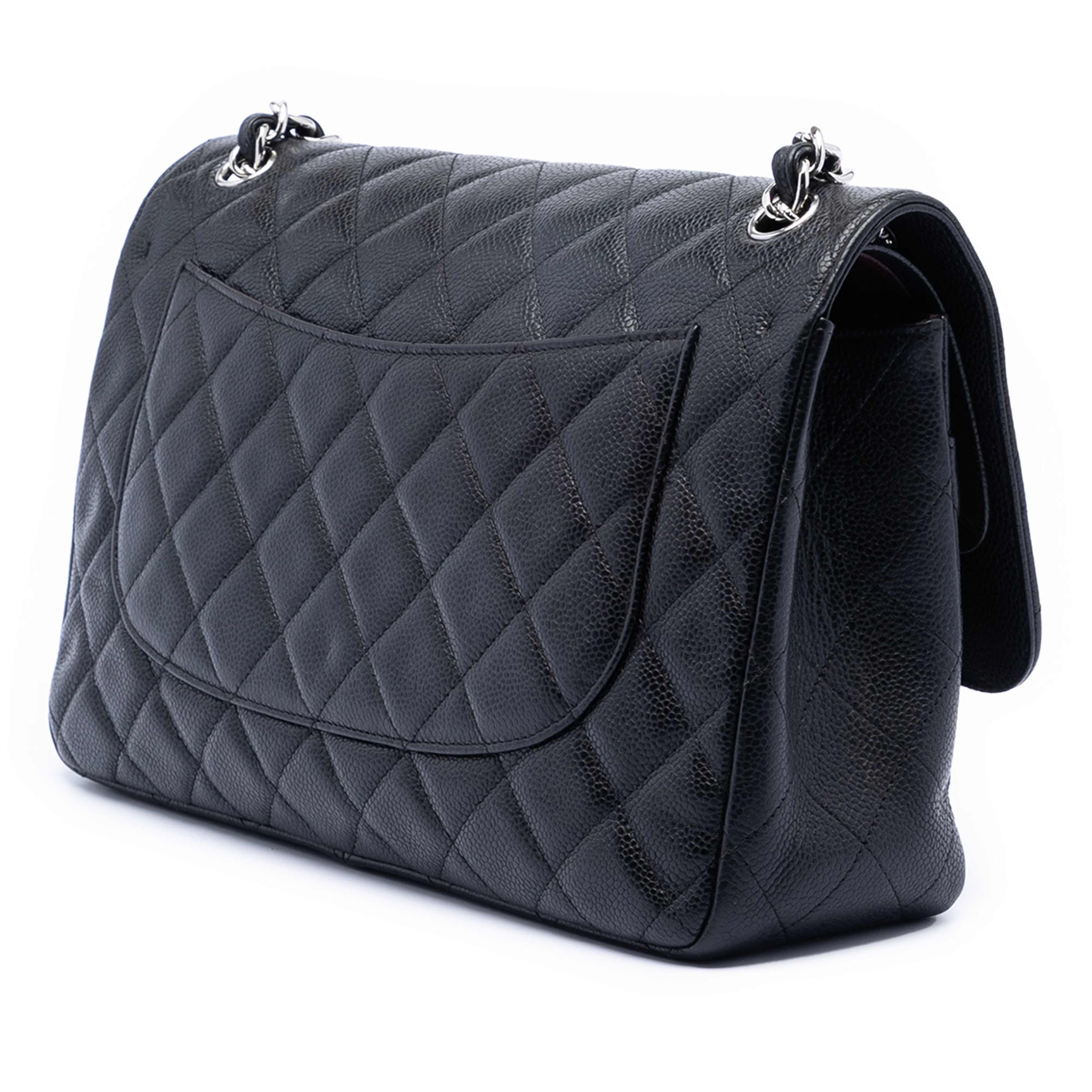 Chanel Jumbo Classic Caviar Double Flap, från Luxclusif, i färgen black. Klicka för att öppna bilden i stort format