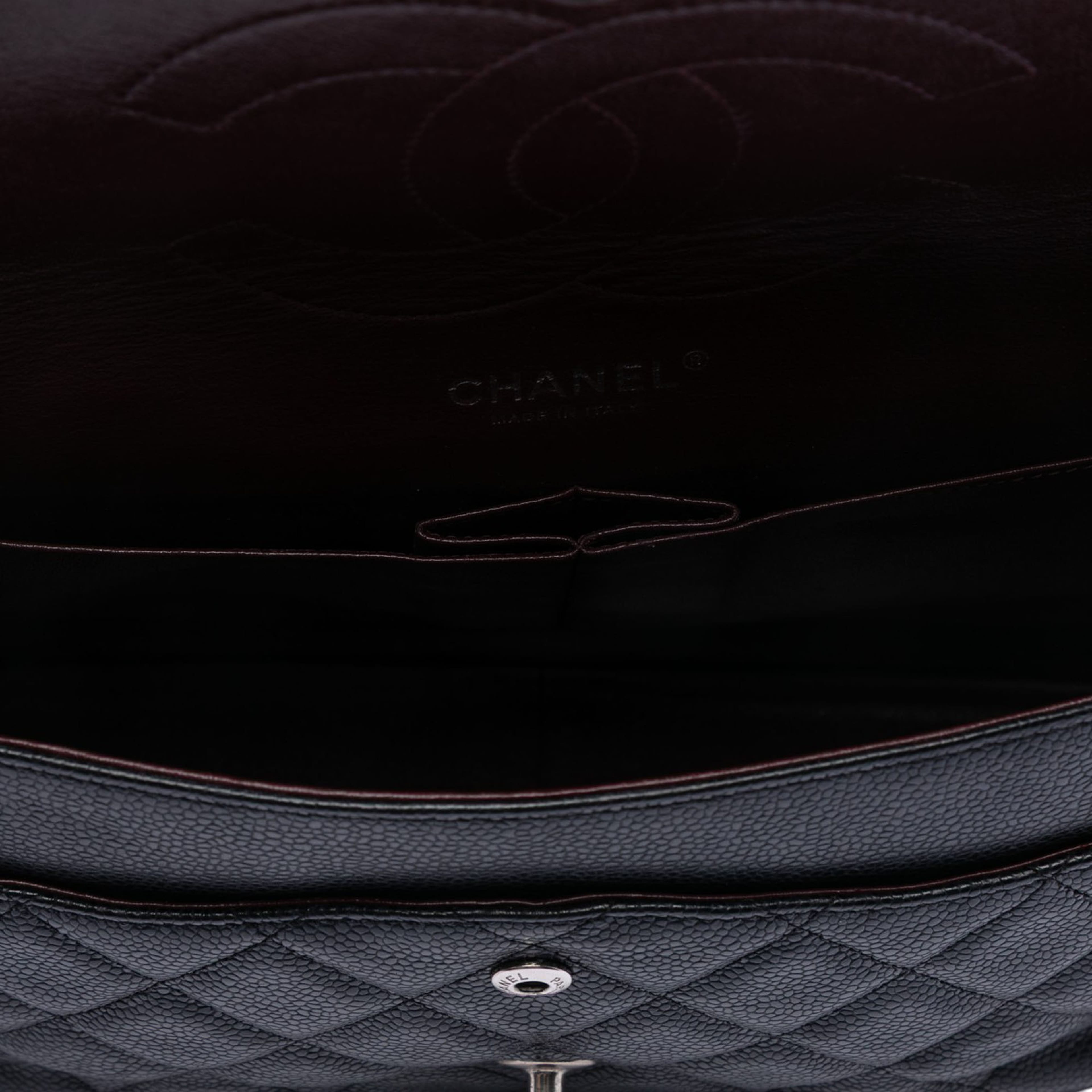 Chanel Jumbo Classic Caviar Double Flap, från Luxclusif, i färgen black. Klicka för att öppna bilden i stort format