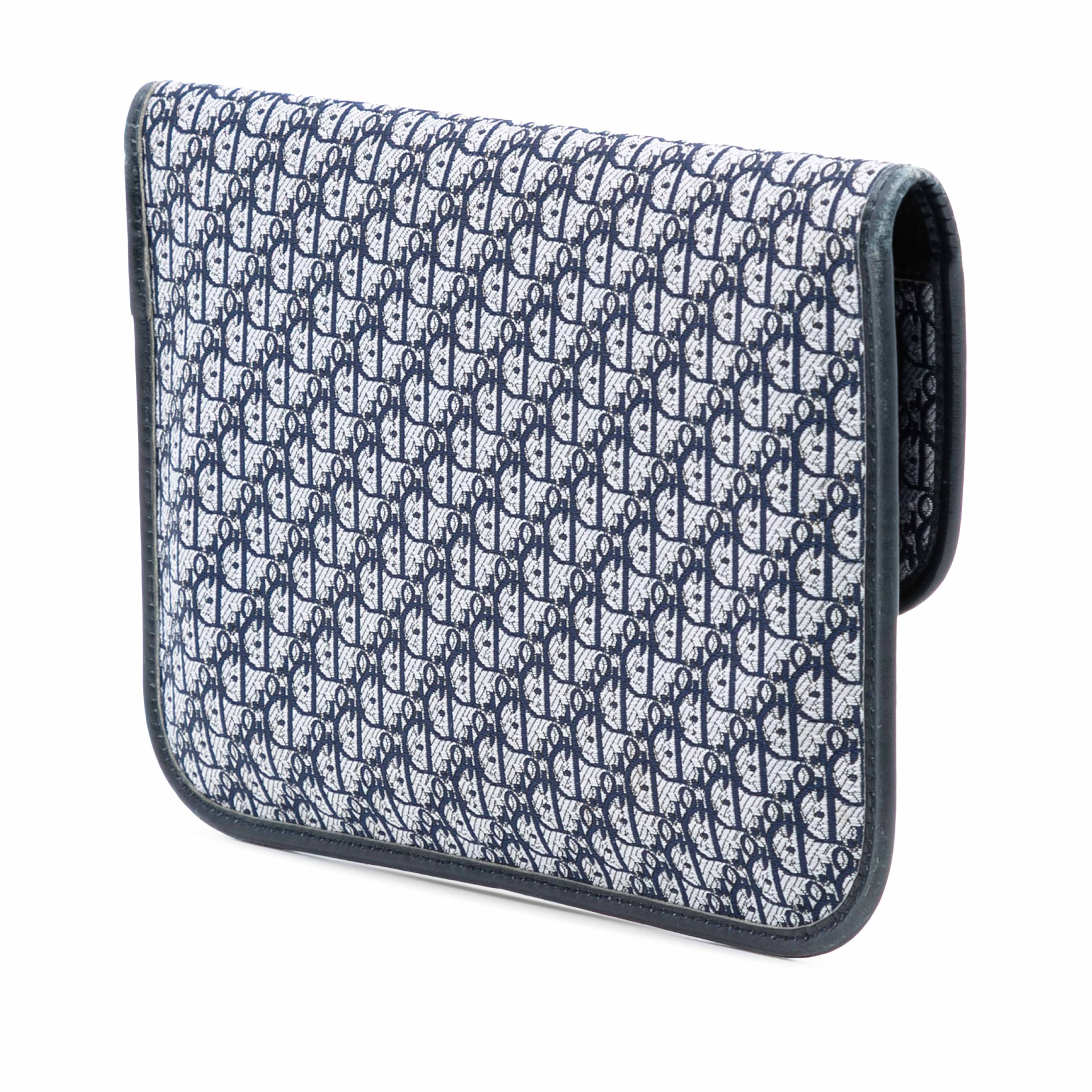 Dior Diorissimo Trotter Canvas Envelope Clutch, från Luxclusif, i färgen navy. Klicka för att öppna bilden i stort format