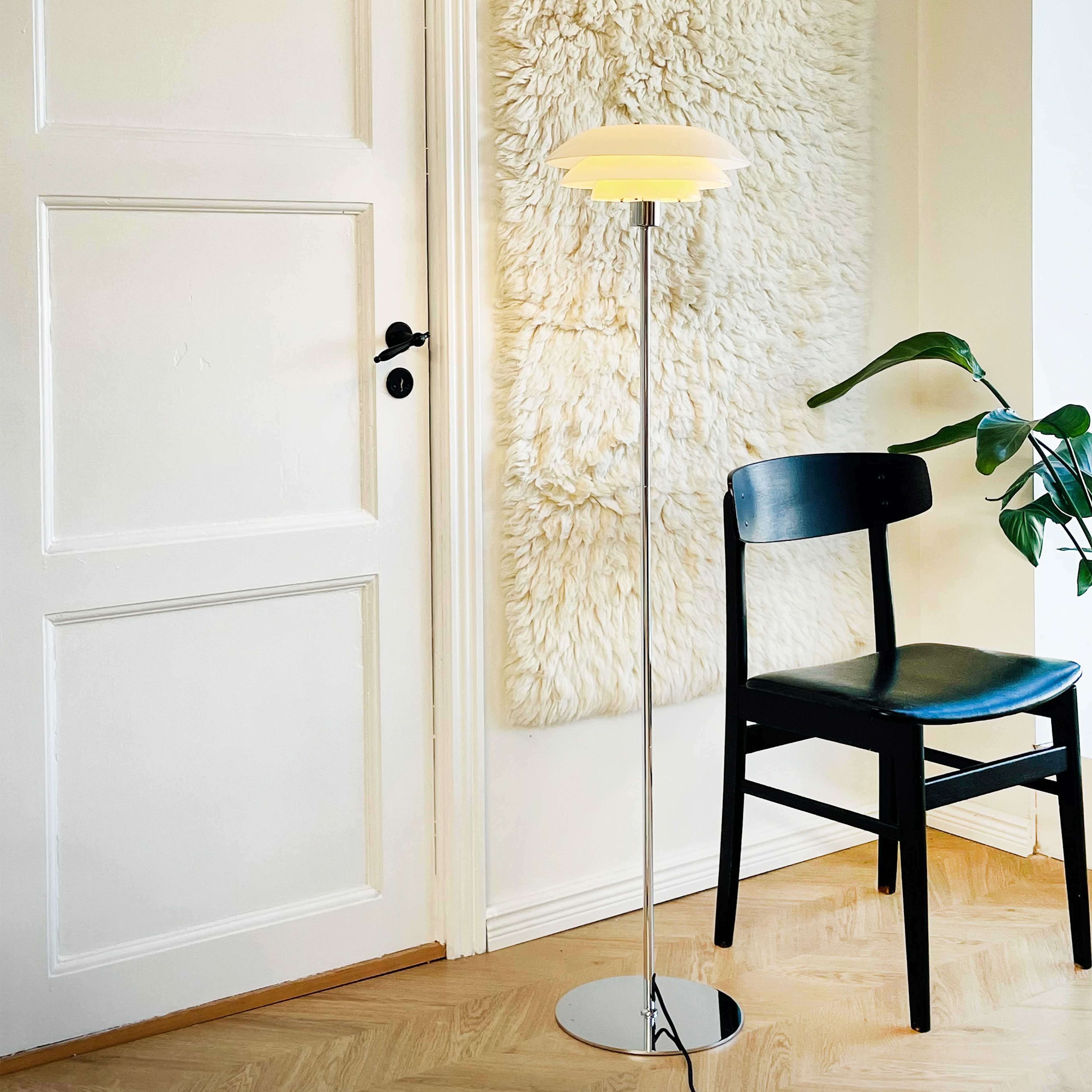 Dl31 Floor Lamp, från Dyberg Larsen, i färgen opal/ chrome. Klicka för att öppna bilden i stort format