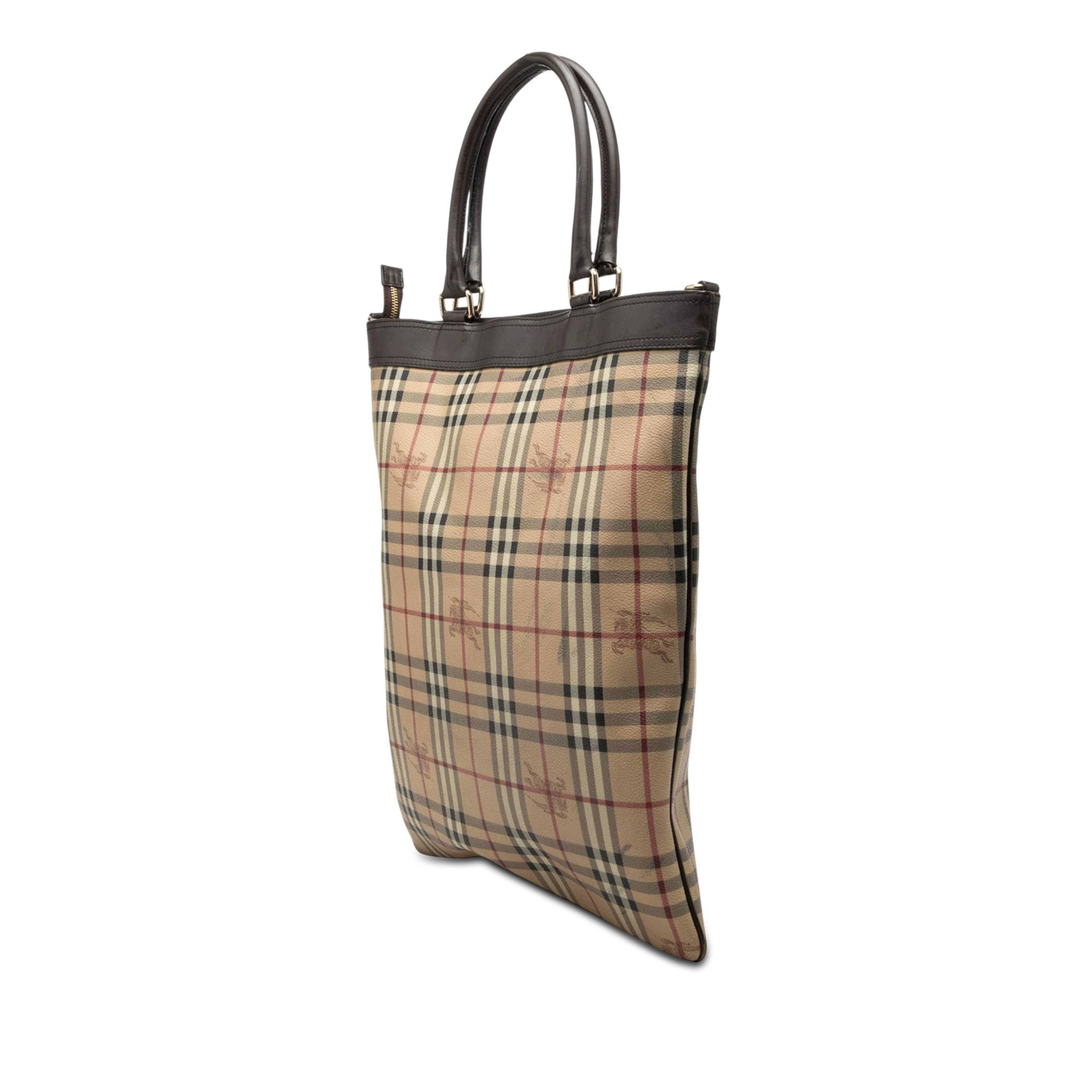Burberry Haymarket Check Coated Canvas Tote, från Luxclusif, i färgen beige. Klicka för att öppna bilden i stort format