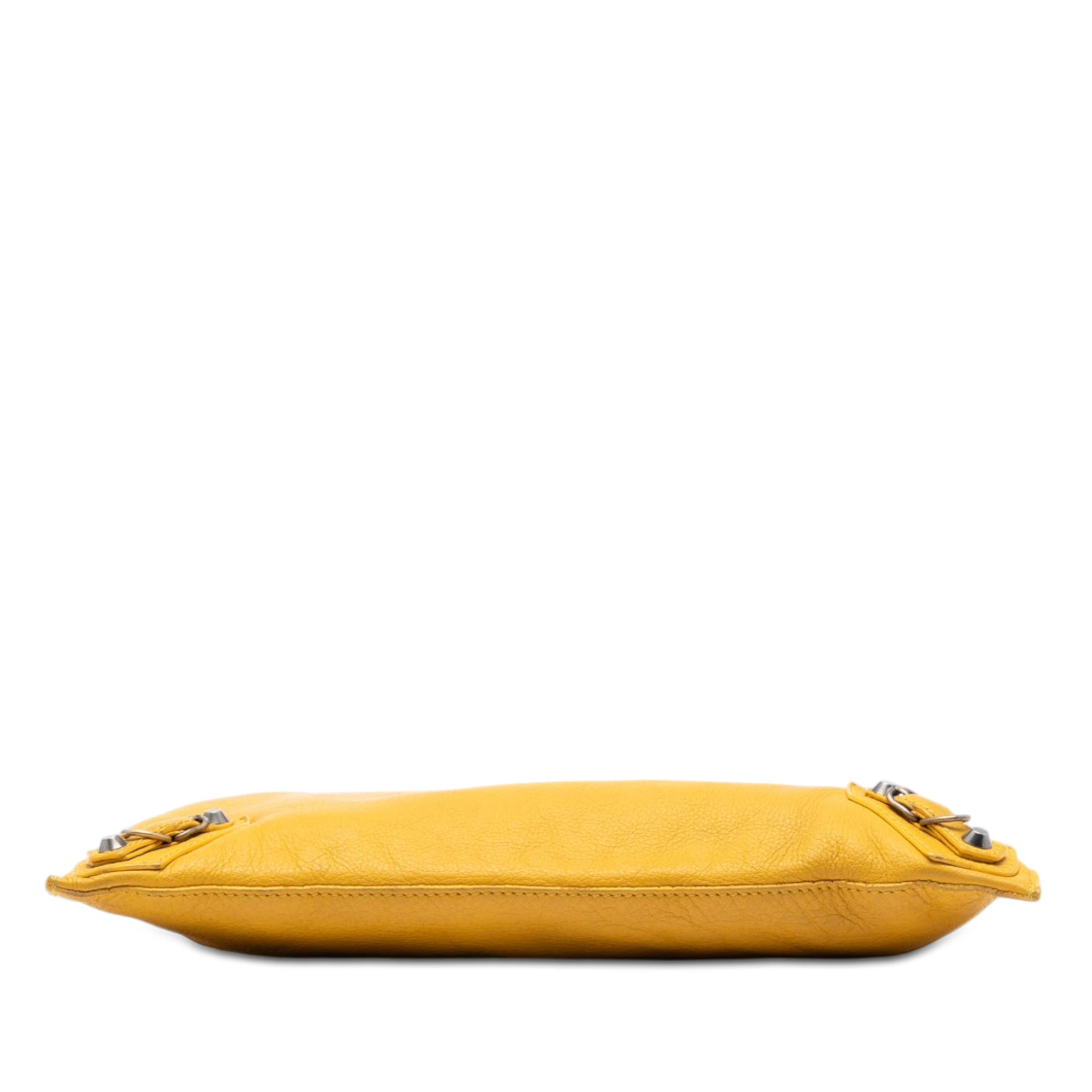 Balenciaga Leather Papier Wristlet Clutch, från Luxclusif, i färgen gul. Klicka för att öppna bilden i stort format