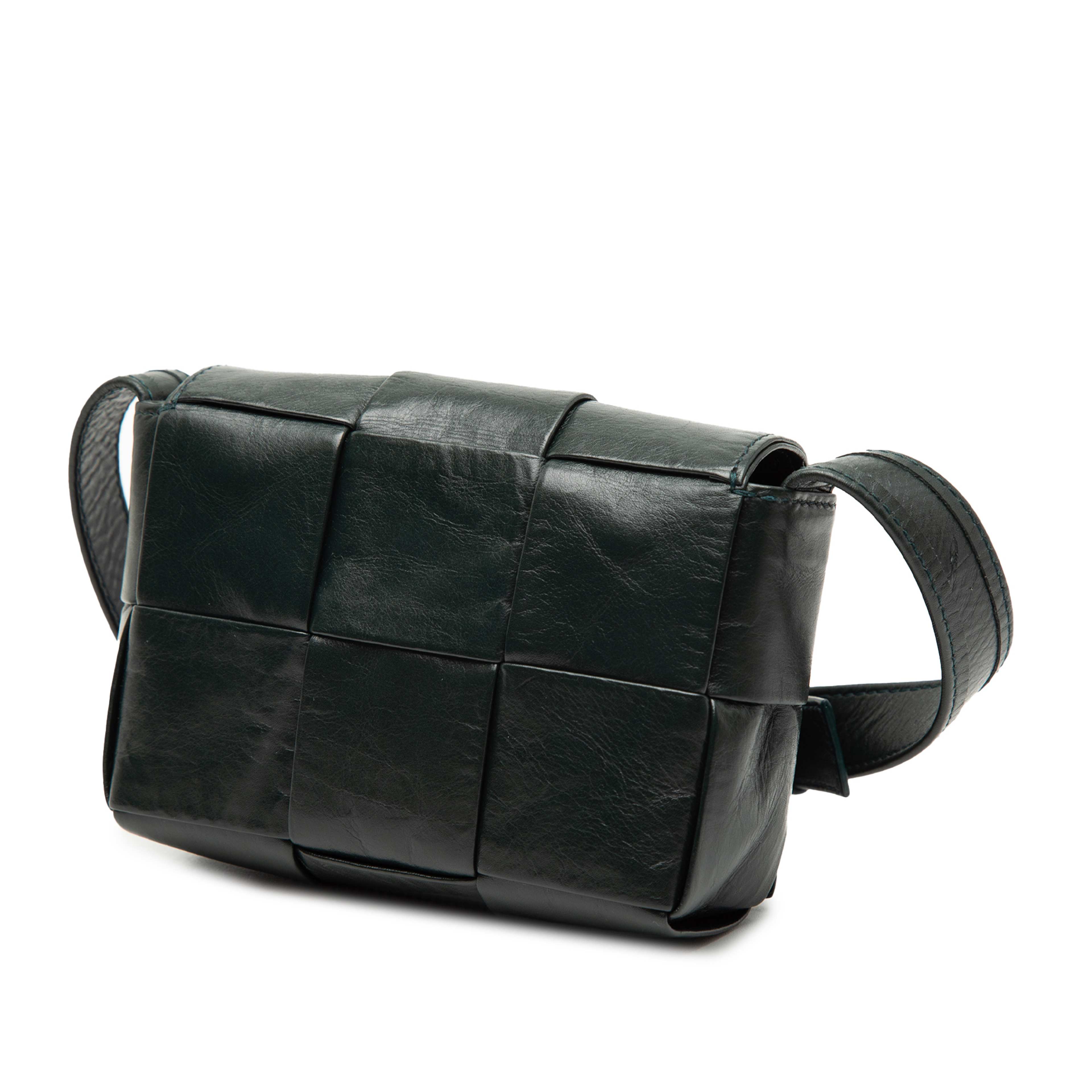 Bottega Veneta Candy Nappa Intrecciato Cassette Crossbody, från Luxclusif, i färgen black. Klicka för att öppna bilden i stort format