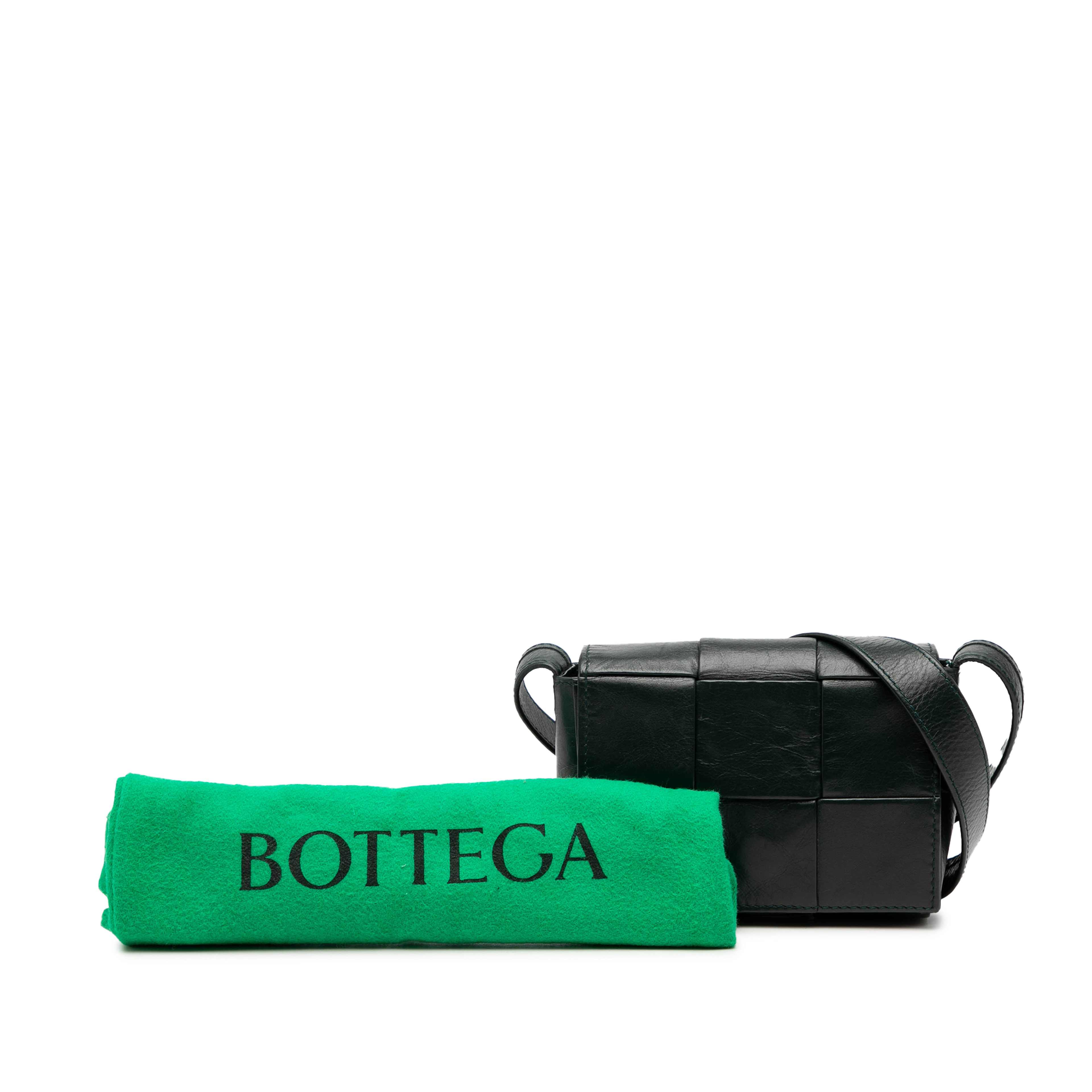Bottega Veneta Candy Nappa Intrecciato Cassette Crossbody, från Luxclusif, i färgen svart. Klicka för att öppna bilden i stort format