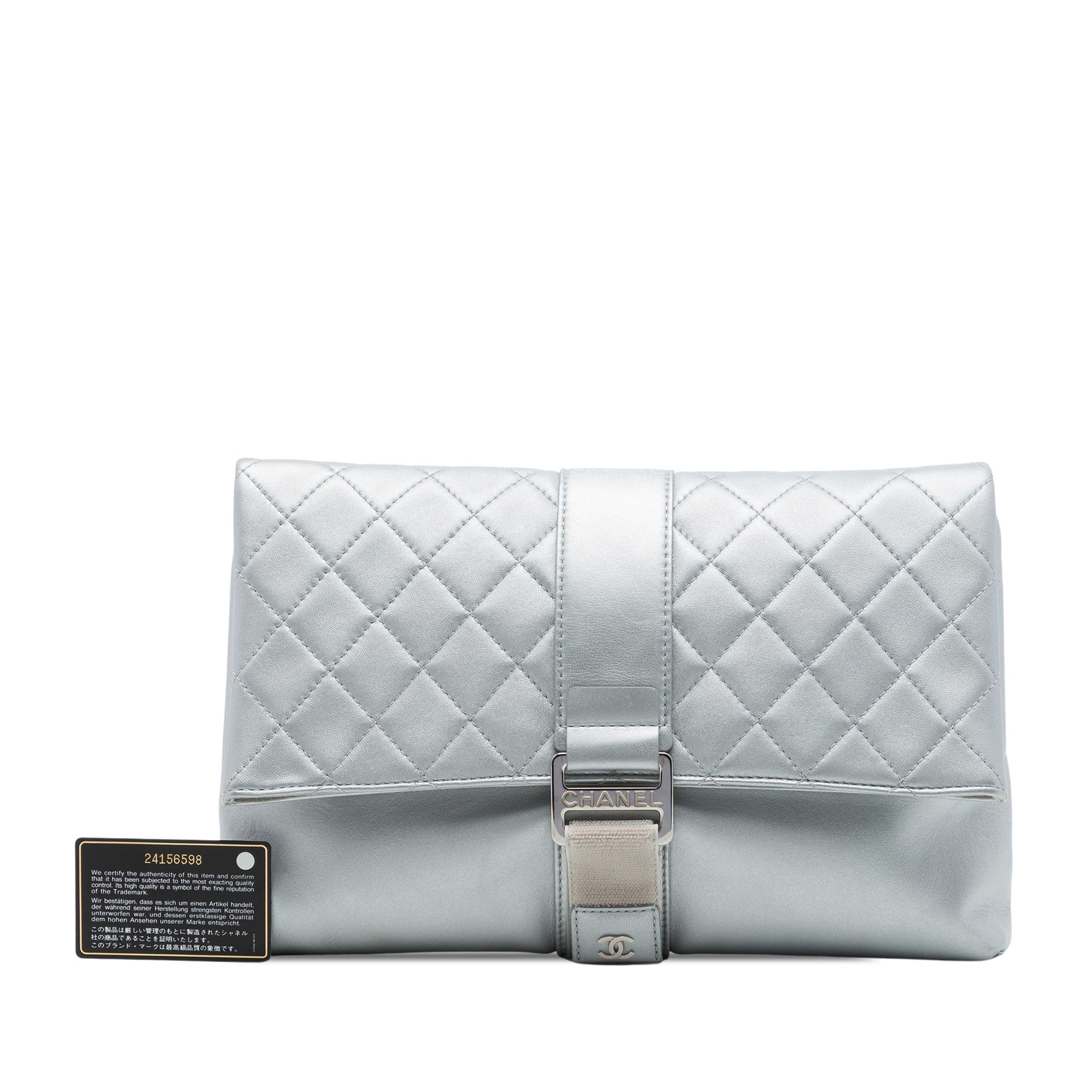 Chanel Quilted Lambskin Grip Clutch, från Luxclusif, i färgen silver. Klicka för att öppna bilden i stort format