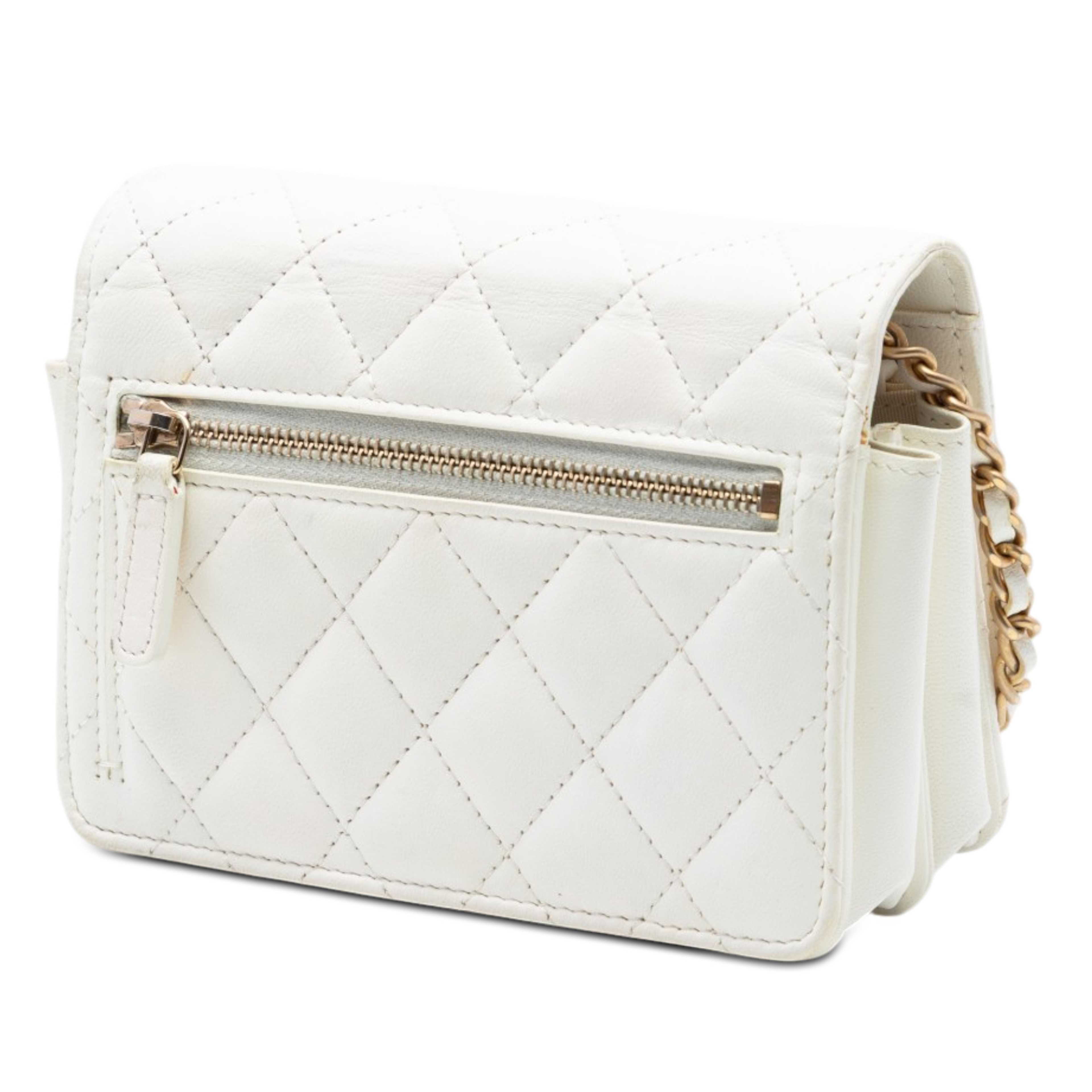 Chanel Quilted Lambskin Romance Wallet On Chain, från Luxclusif, i färgen vit. Klicka för att öppna bilden i stort format