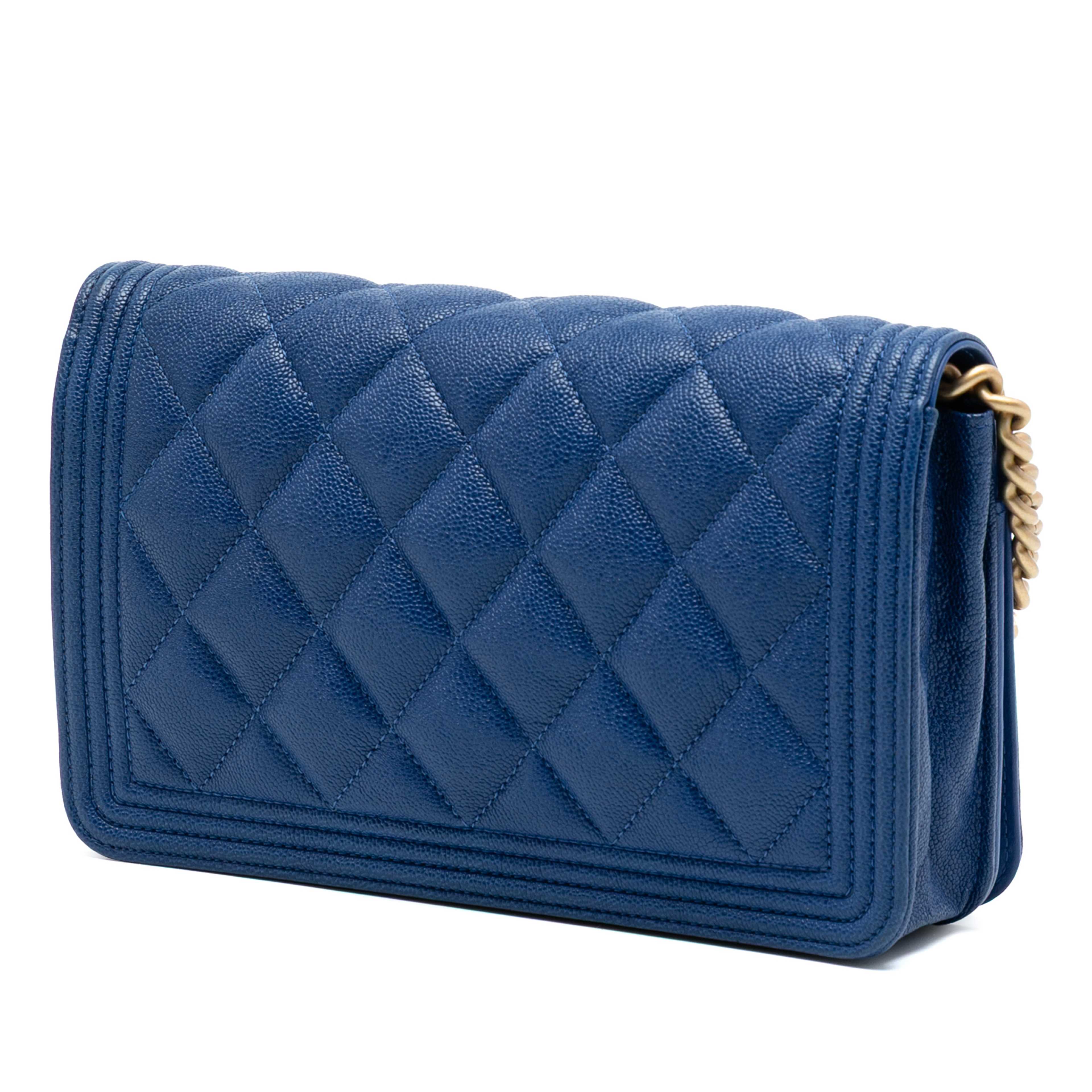 Chanel Quilted Caviar Boy Wallet On Chain, från Luxclusif, i färgen blue. Klicka för att öppna bilden i stort format