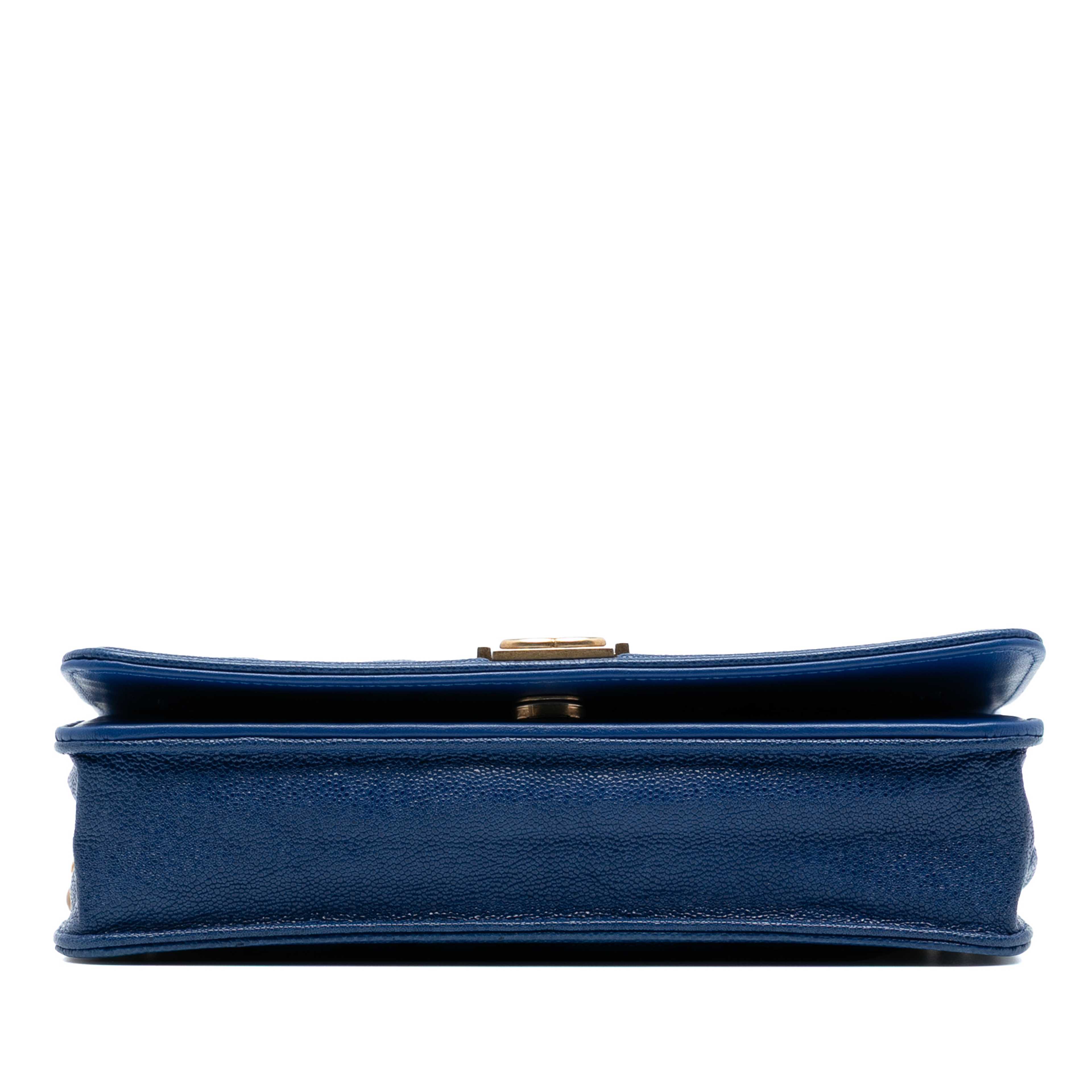 Chanel Quilted Caviar Boy Wallet On Chain, från Luxclusif, i färgen blue. Klicka för att öppna bilden i stort format