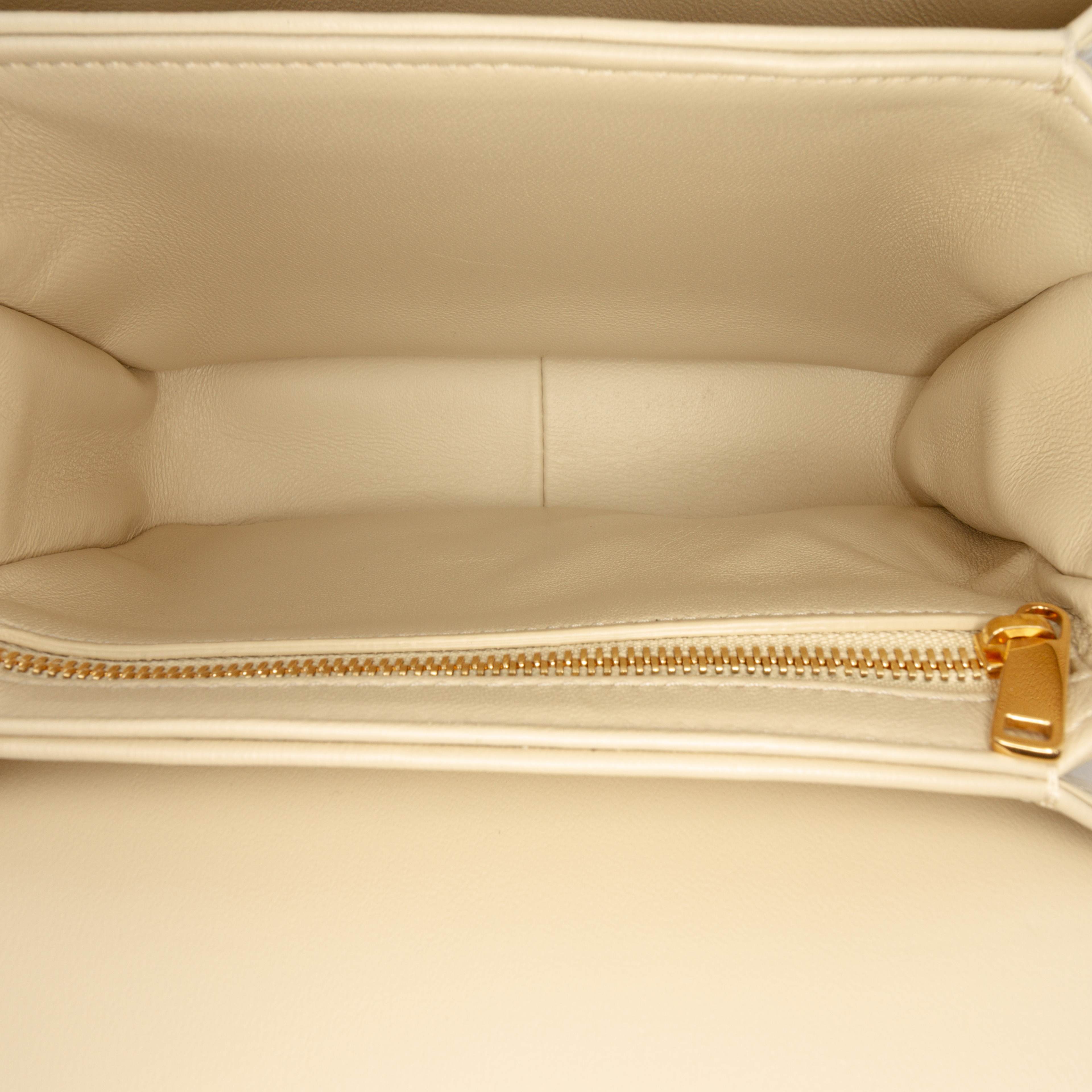 Celine Teen Shiny Calfskin Triomphe Crossbody, från Luxclusif, i färgen beige. Klicka för att öppna bilden i stort format