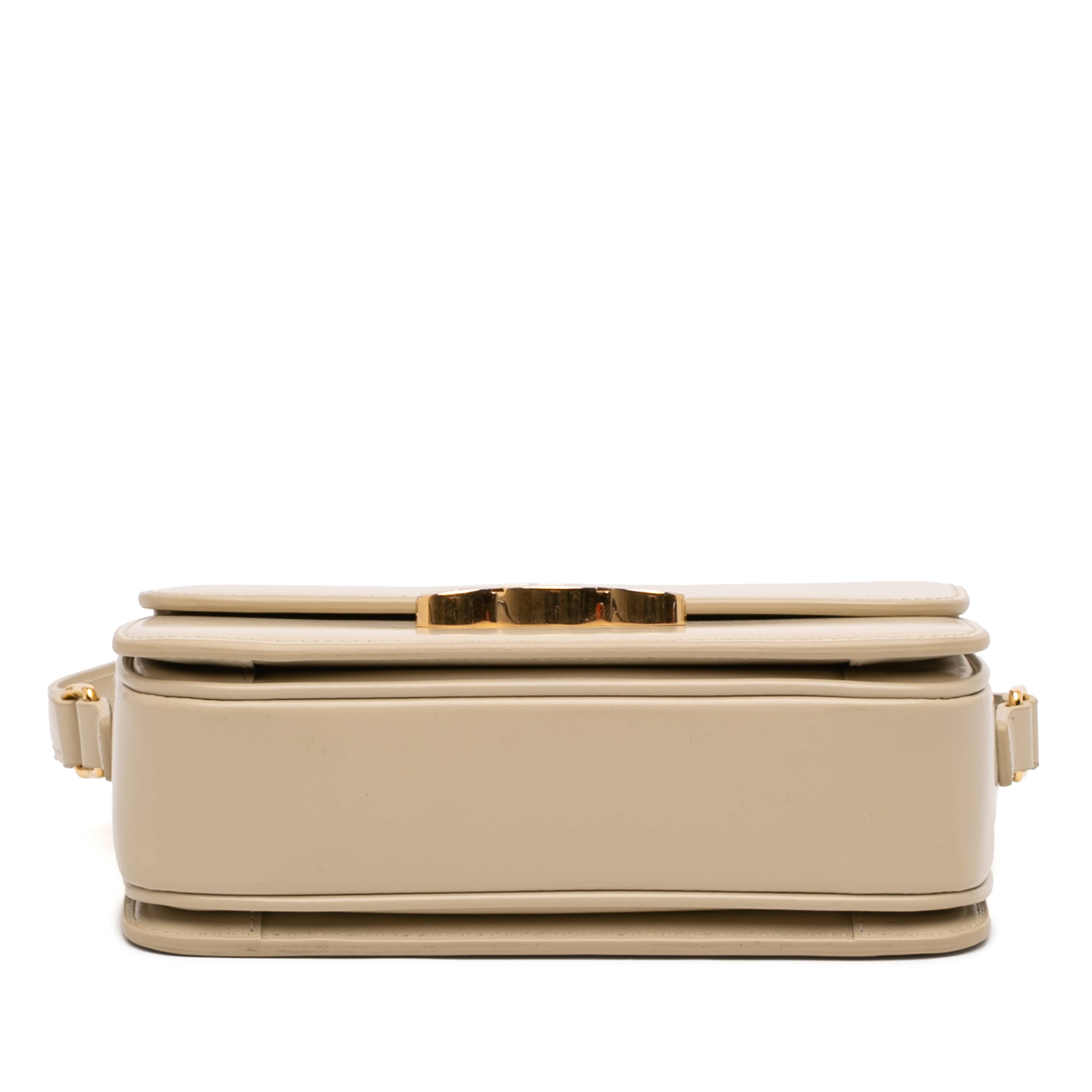 Celine Teen Shiny Calfskin Triomphe Crossbody, från Luxclusif, i färgen beige. Klicka för att öppna bilden i stort format