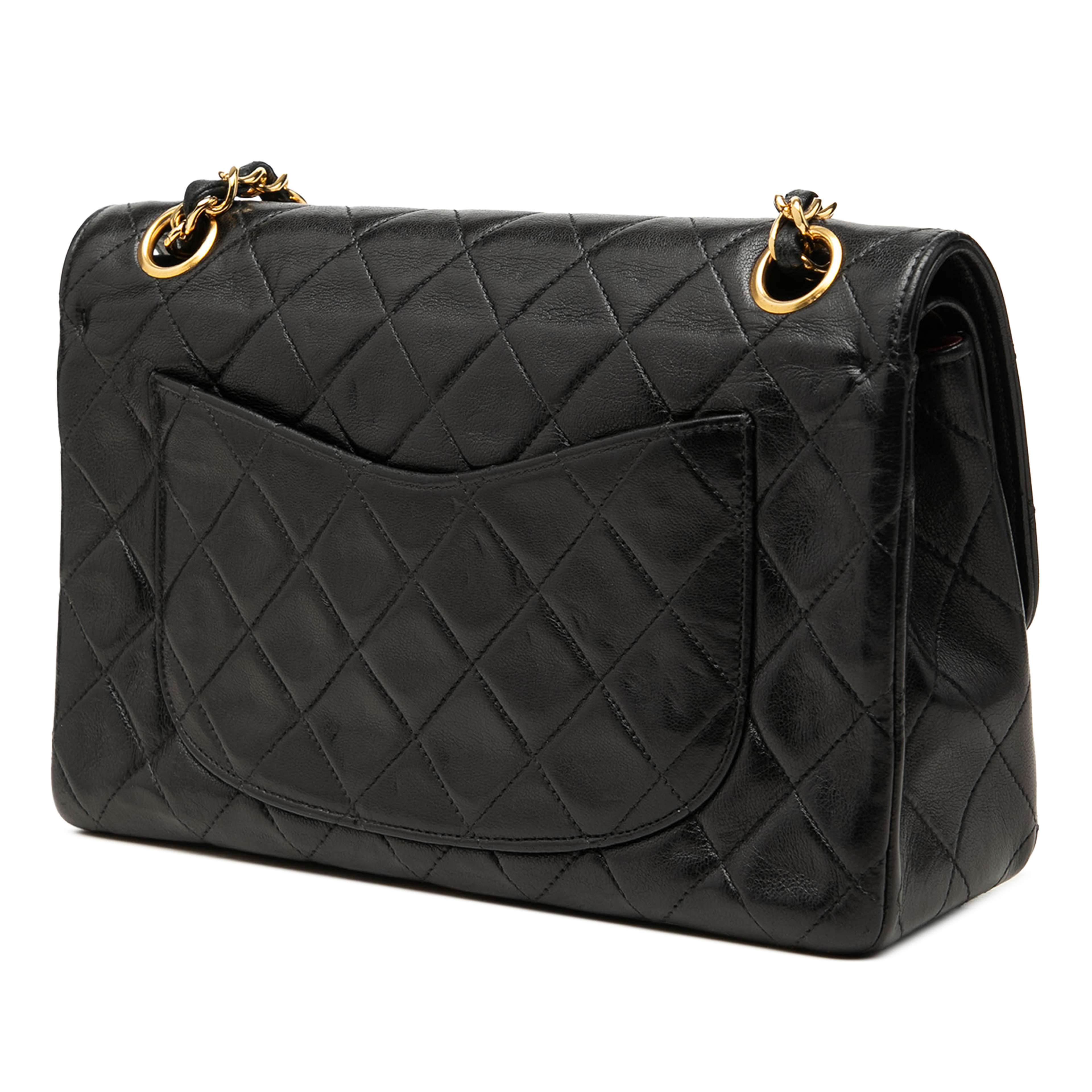 Chanel Small Cc Quilted Lambskin Double Flap, från Luxclusif, i färgen svart. Klicka för att öppna bilden i stort format