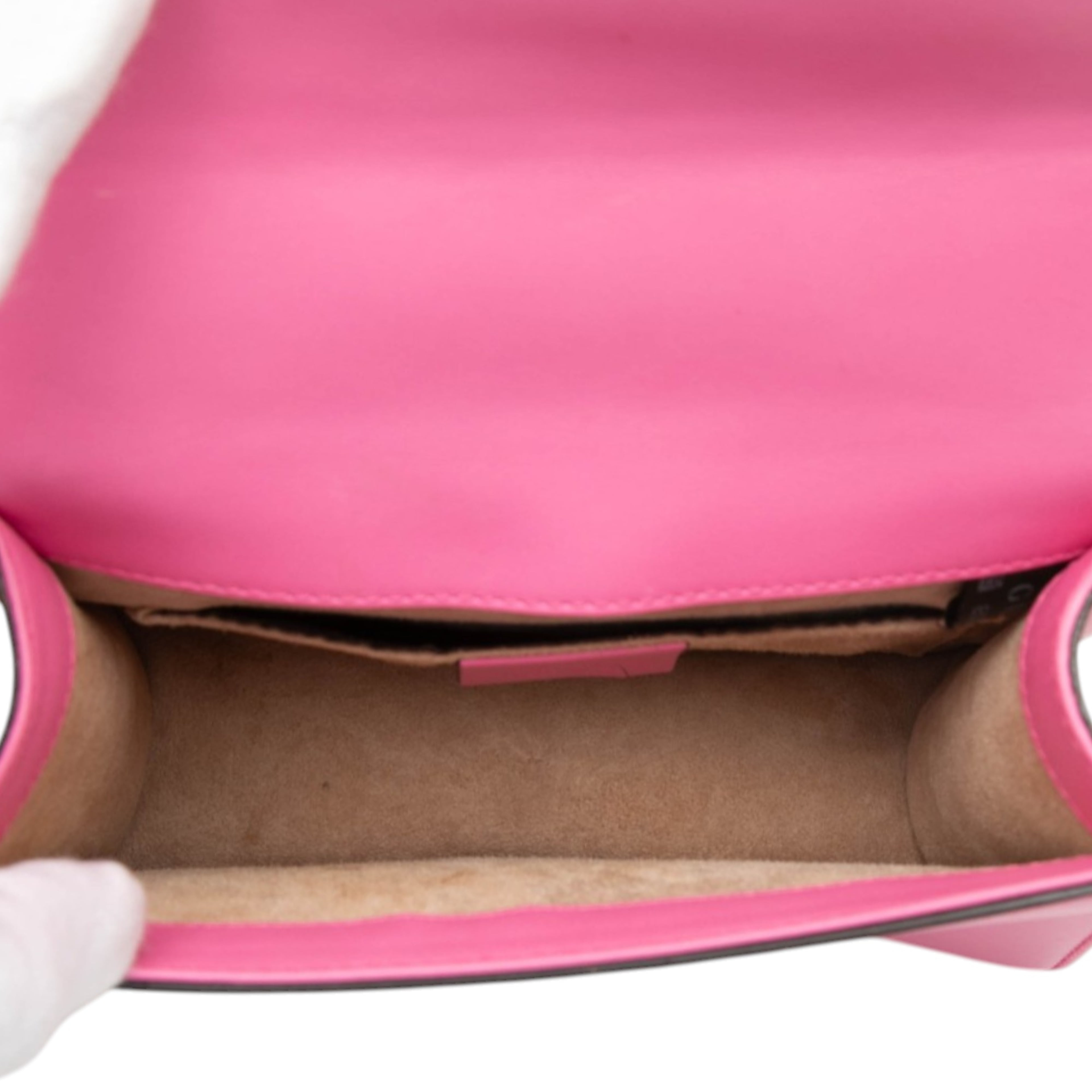Gucci Mini Calfskin Web Sylvie Chain Crossbody, från Luxclusif, i färgen pink. Klicka för att öppna bilden i stort format