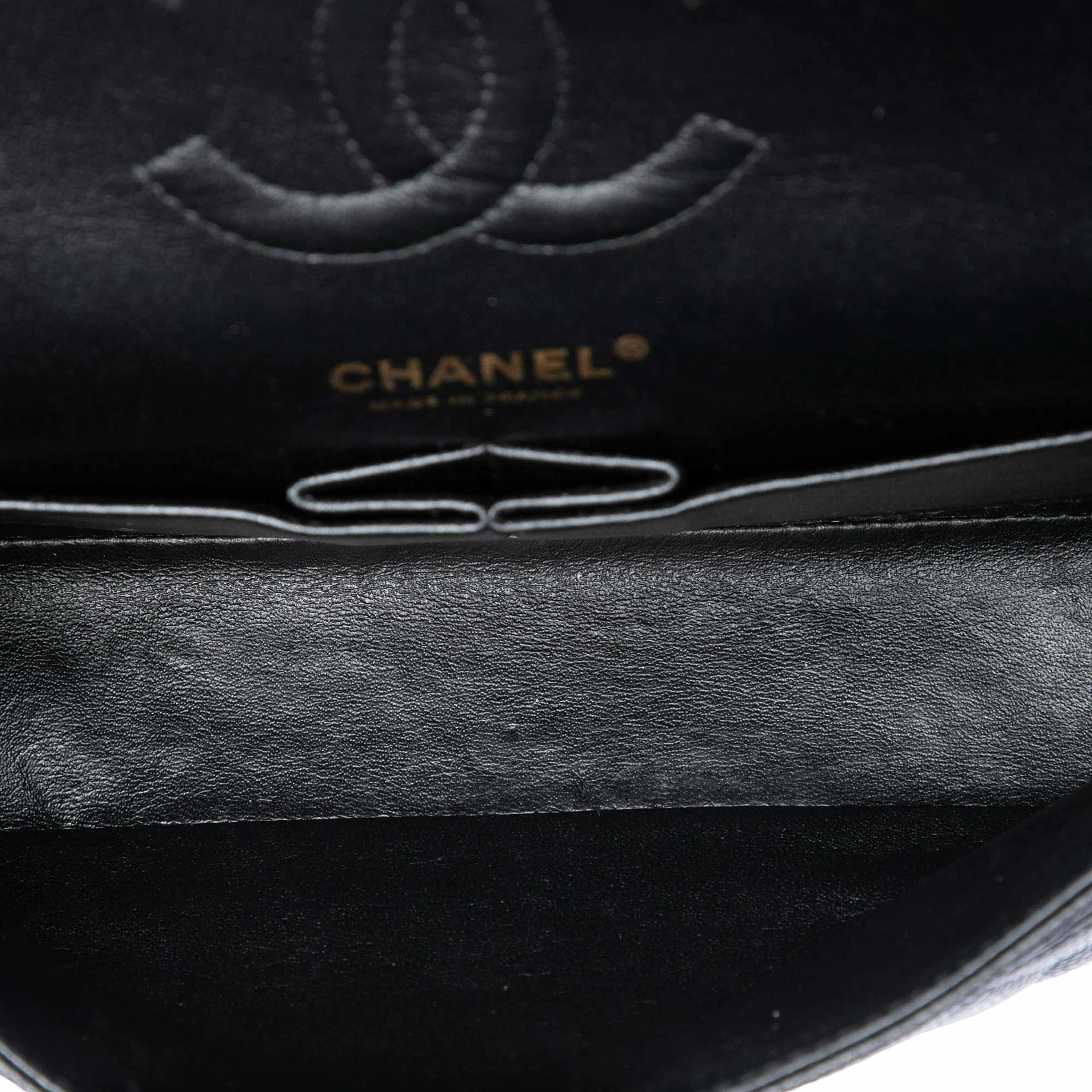 Chanel Medium Classic Caviar Double Flap, från Luxclusif, i färgen svart. Klicka för att öppna bilden i stort format