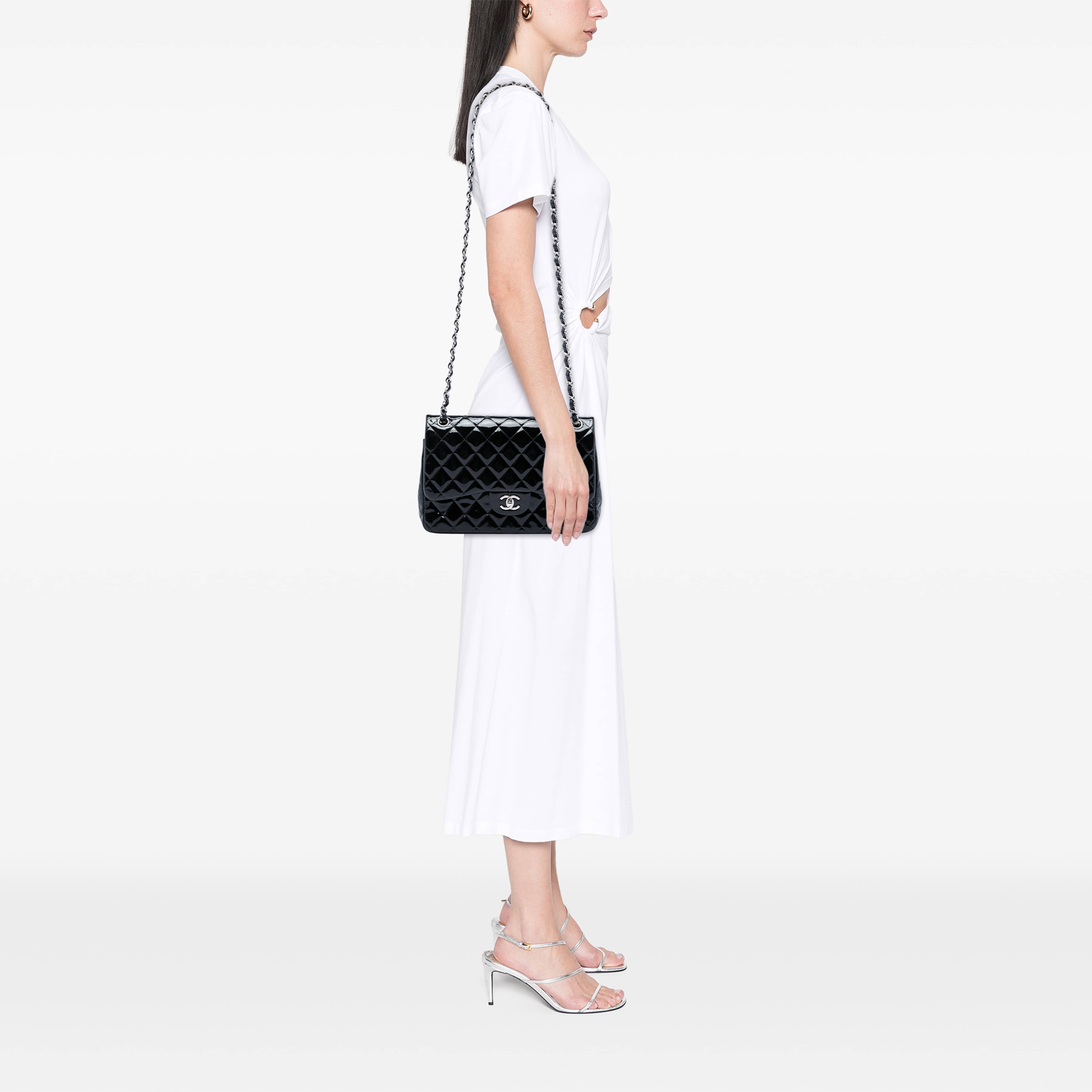 Chanel Jumbo Classic Patent Double Flap, från Luxclusif, i färgen svart. Klicka för att öppna bilden i stort format